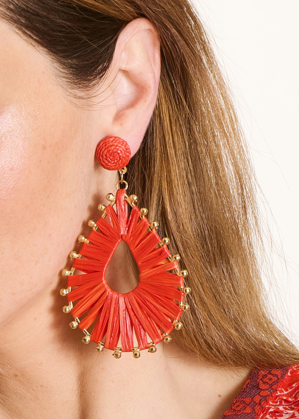 Boucles d'oreilles pendantes rouges effet raphia