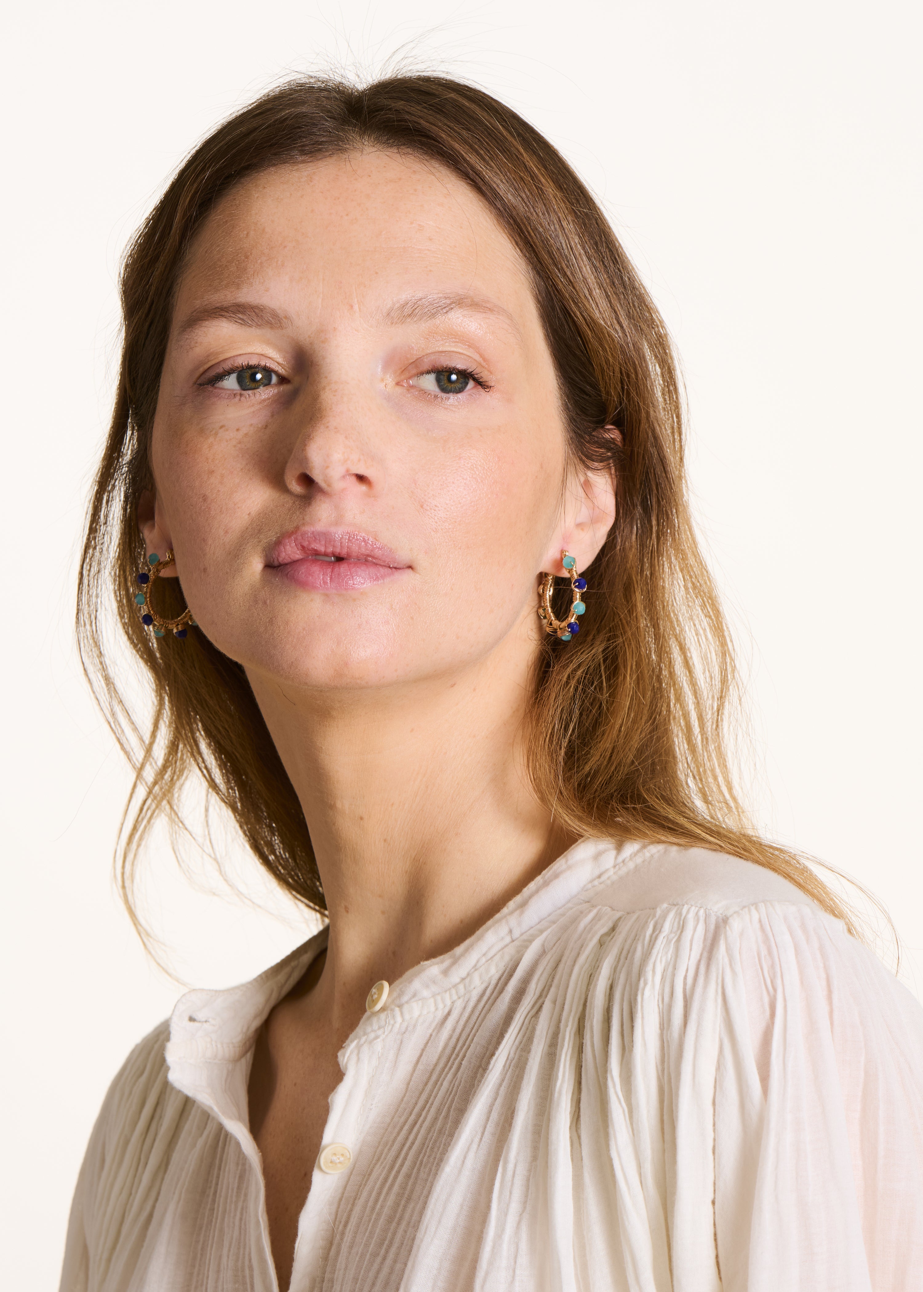 Boucles d'oreilles créoles à perles bleues