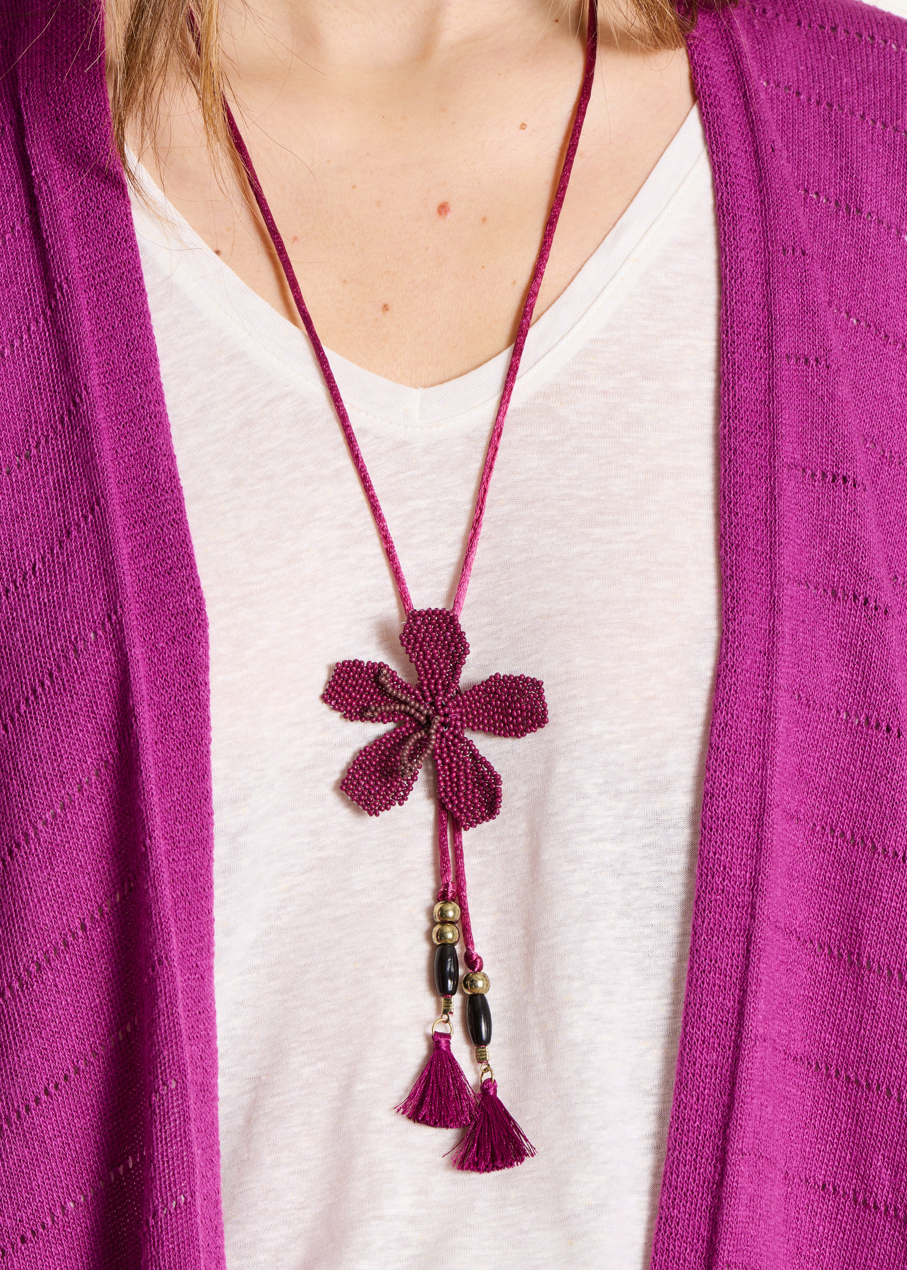 Collana lunga con fiore in perle di vetro viola