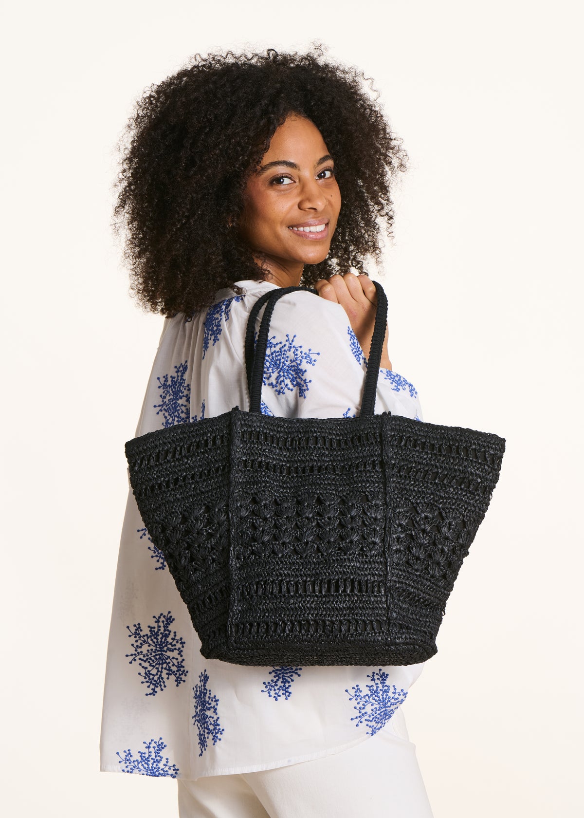Sac cabas en raphia noir