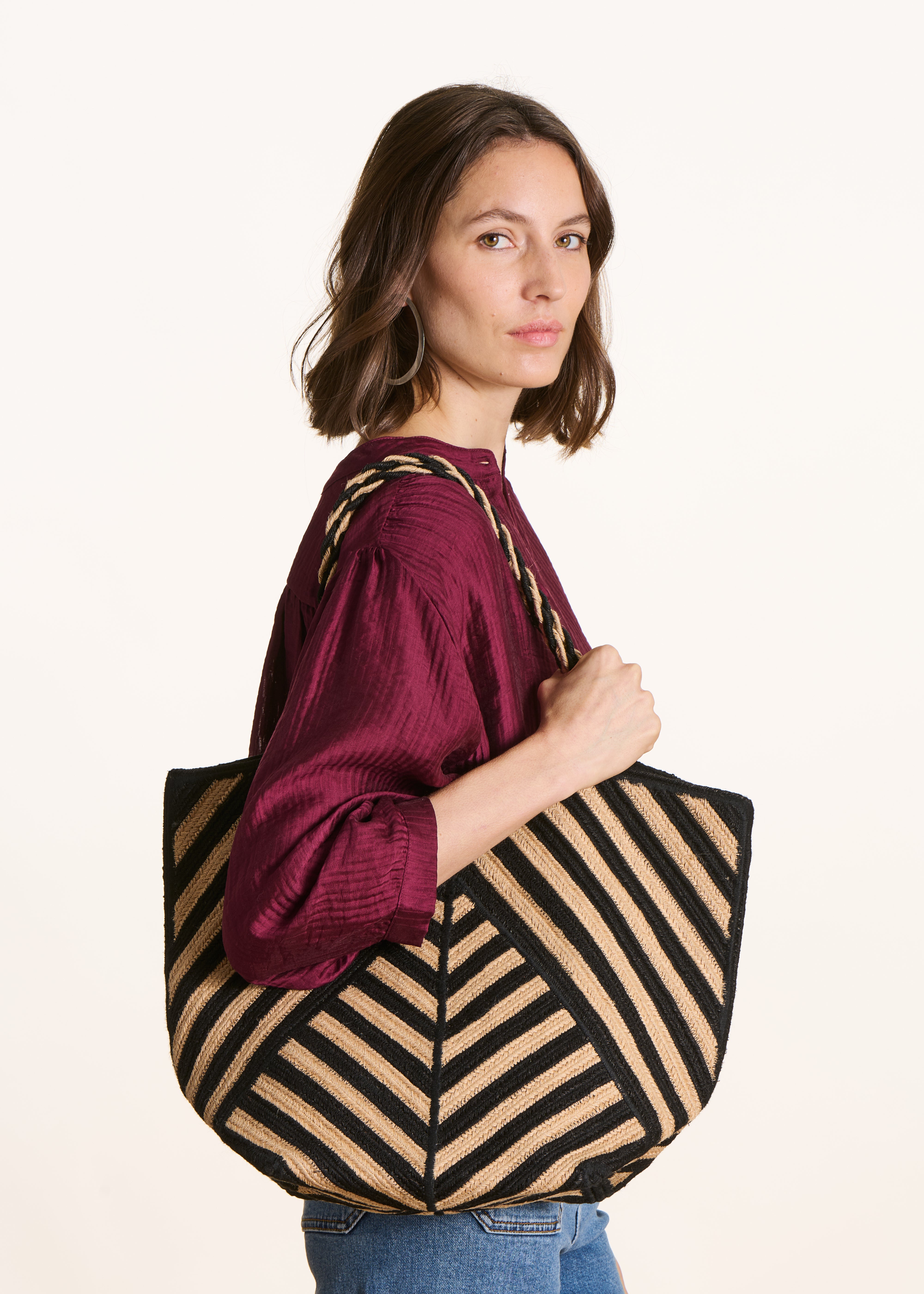 Bolso tote de yute con rayas negras