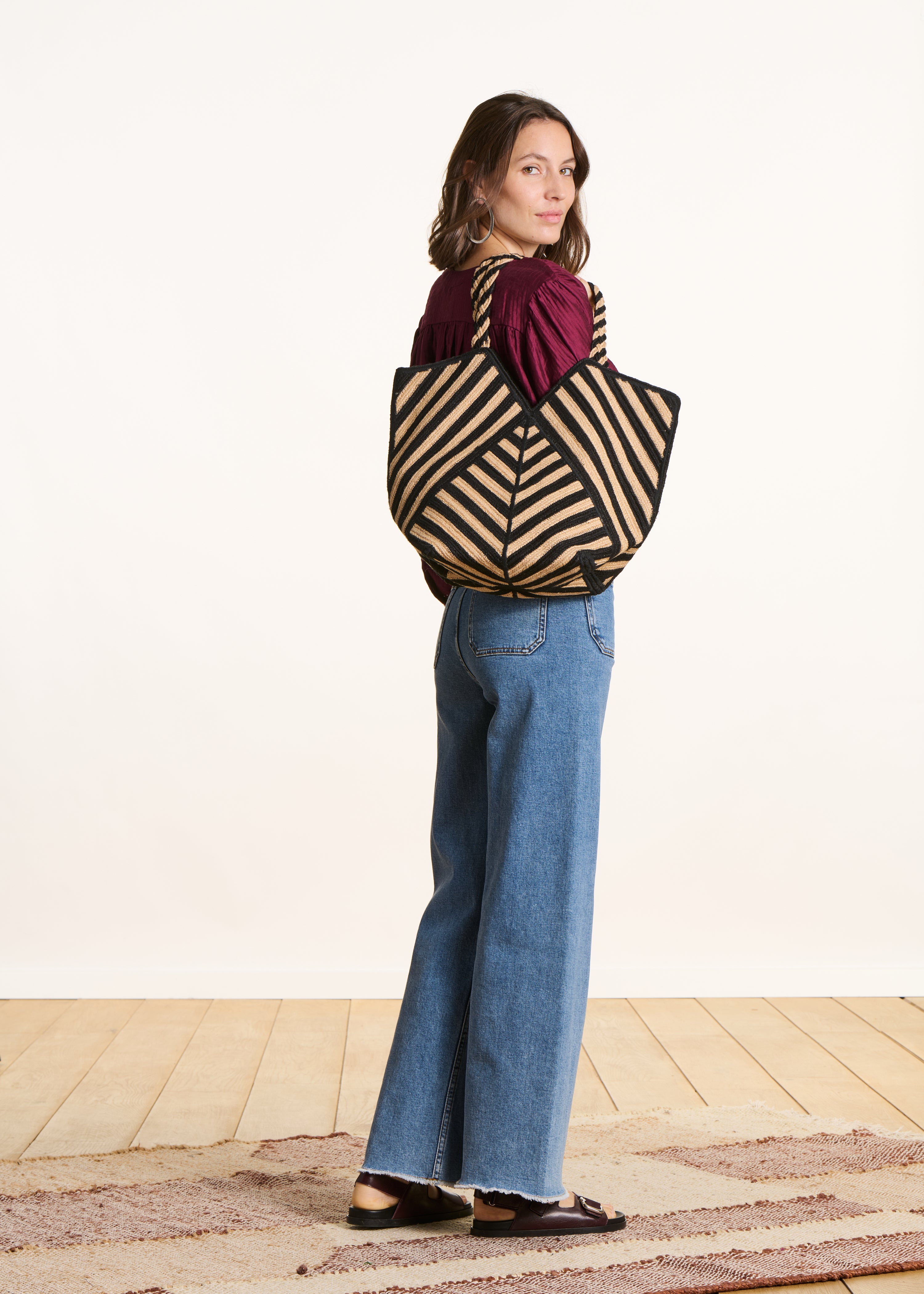 Bolso tote de yute con rayas negras