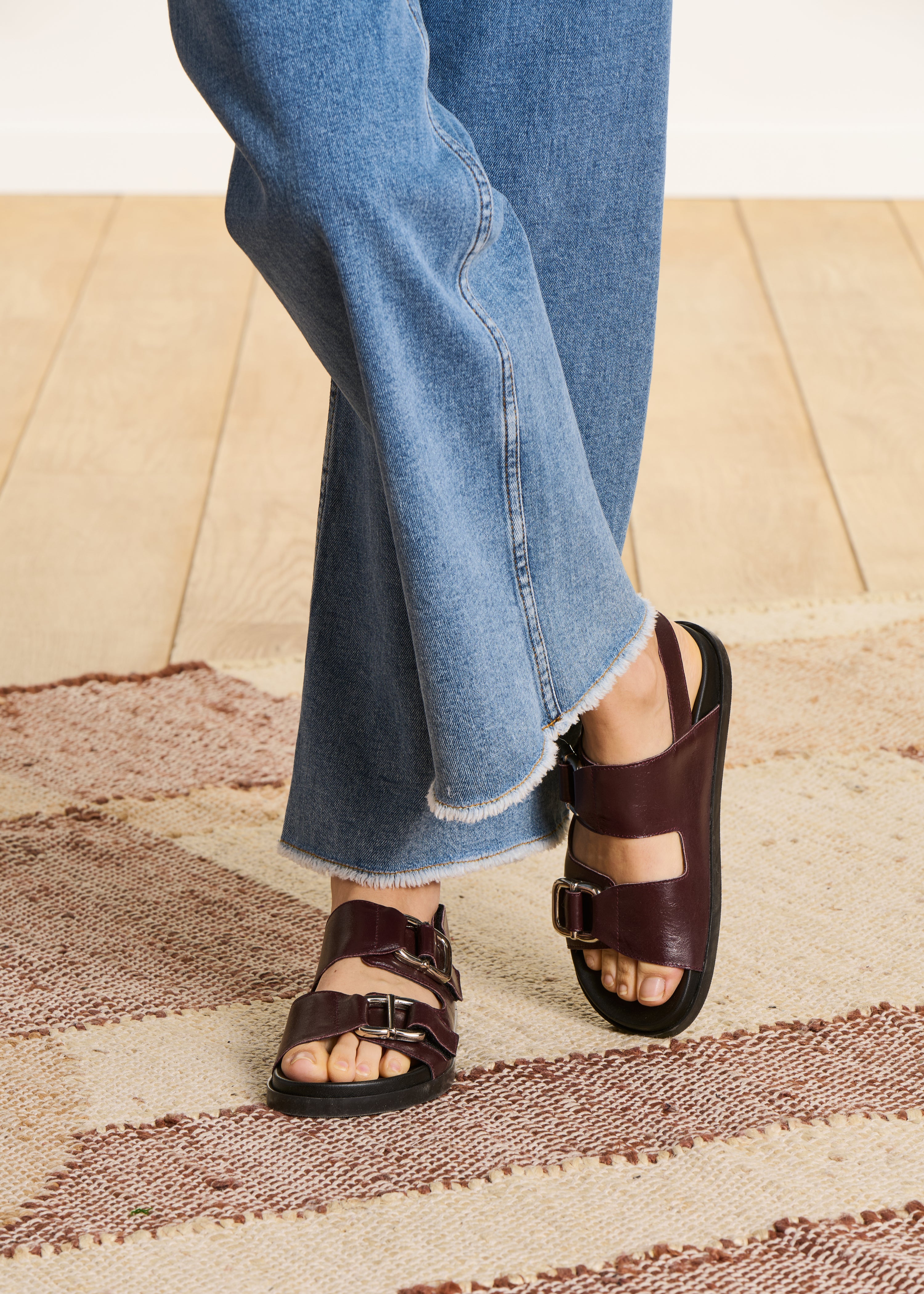 Sandales plates en cuir bordeaux