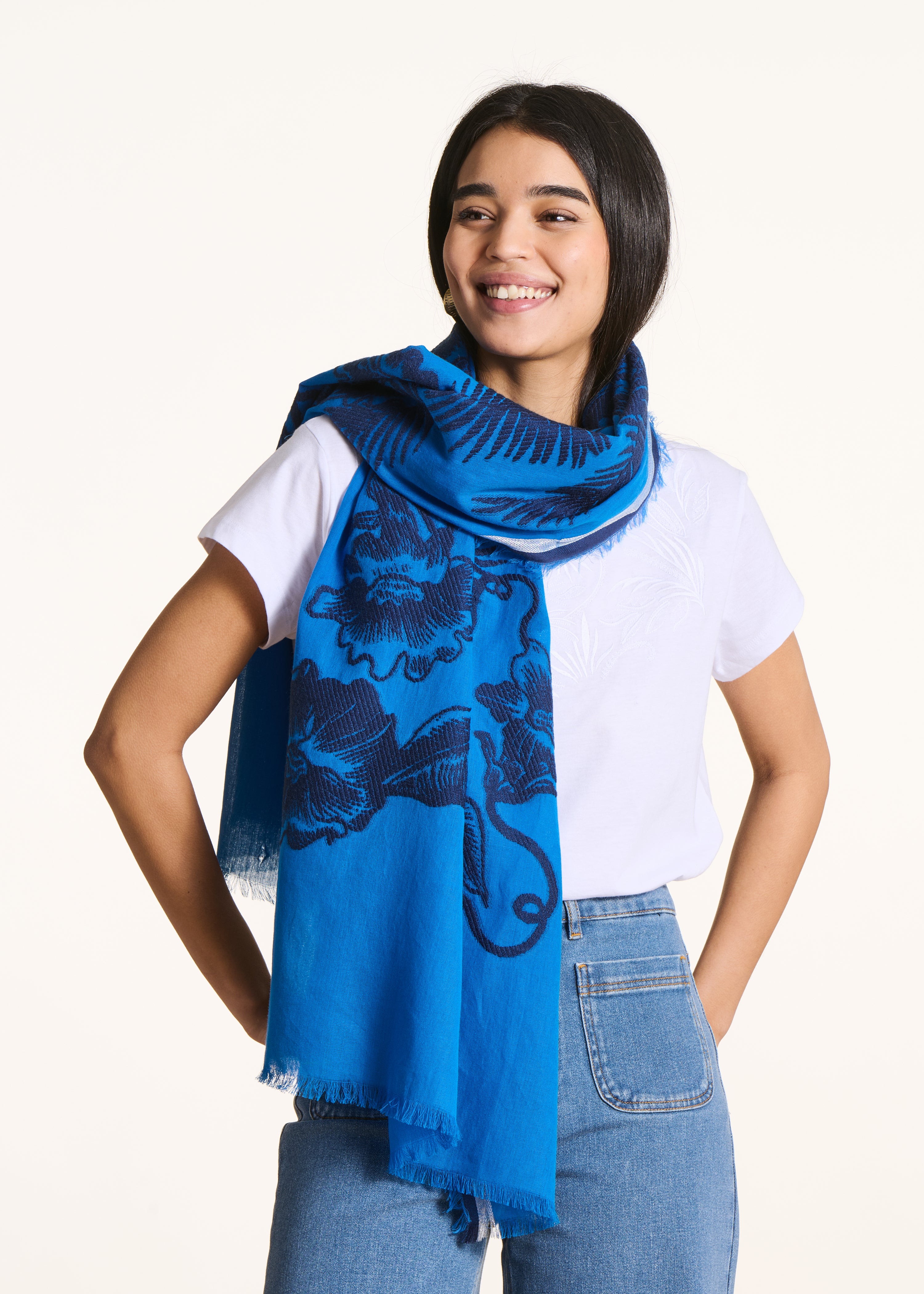 Lenço azul com padrão jacquard