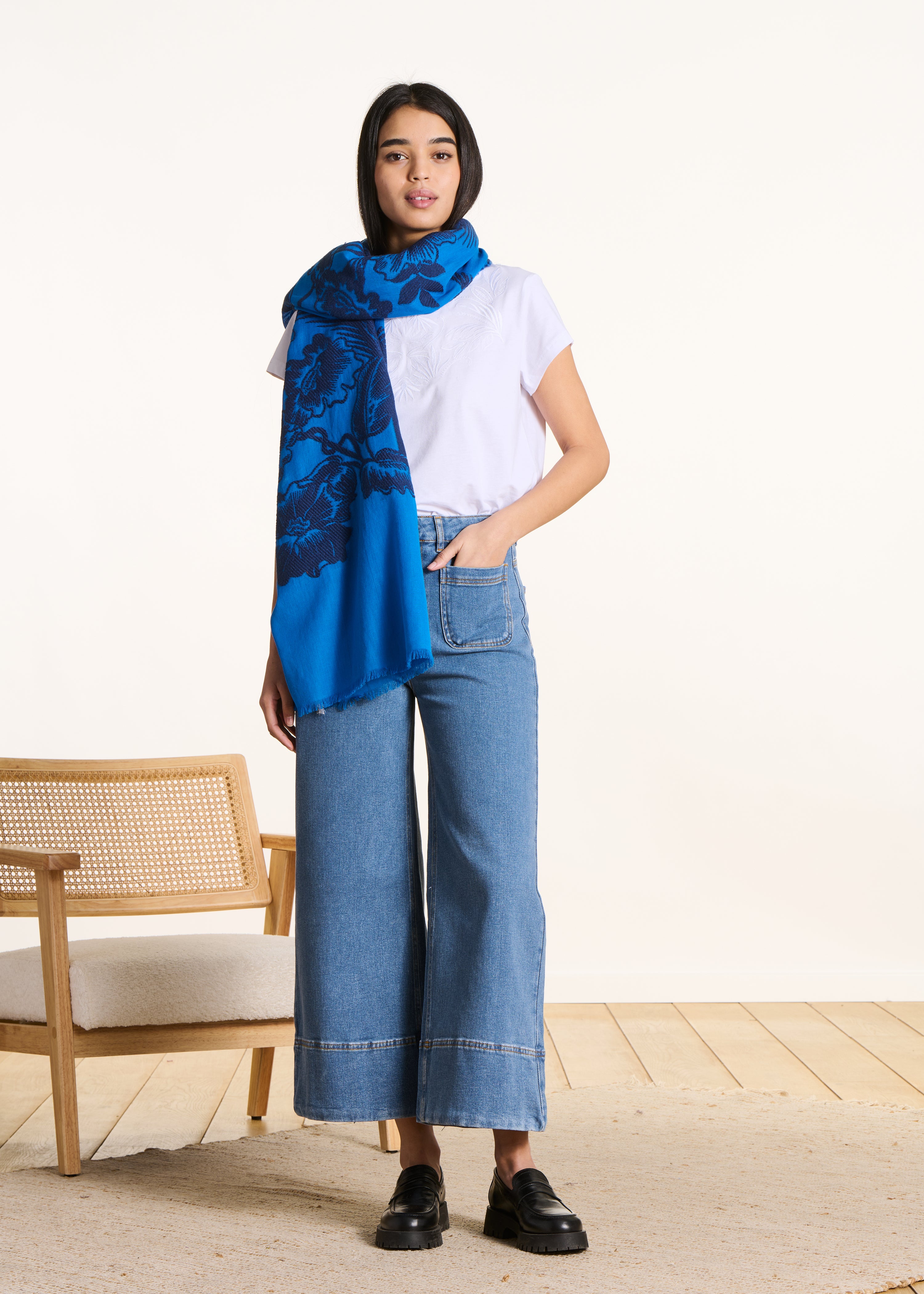 Lenço azul com padrão jacquard