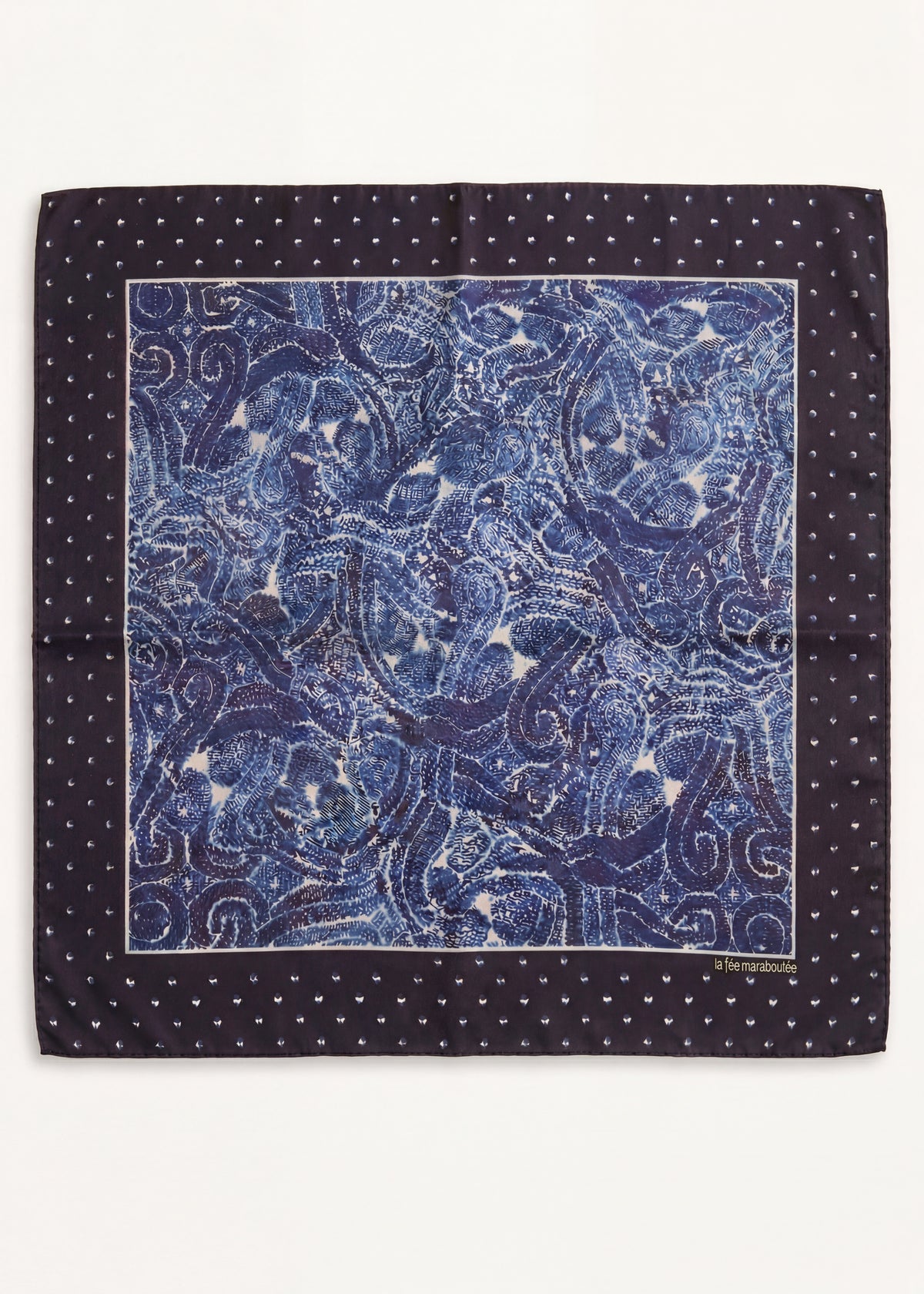 Carré de soie bleu à motif