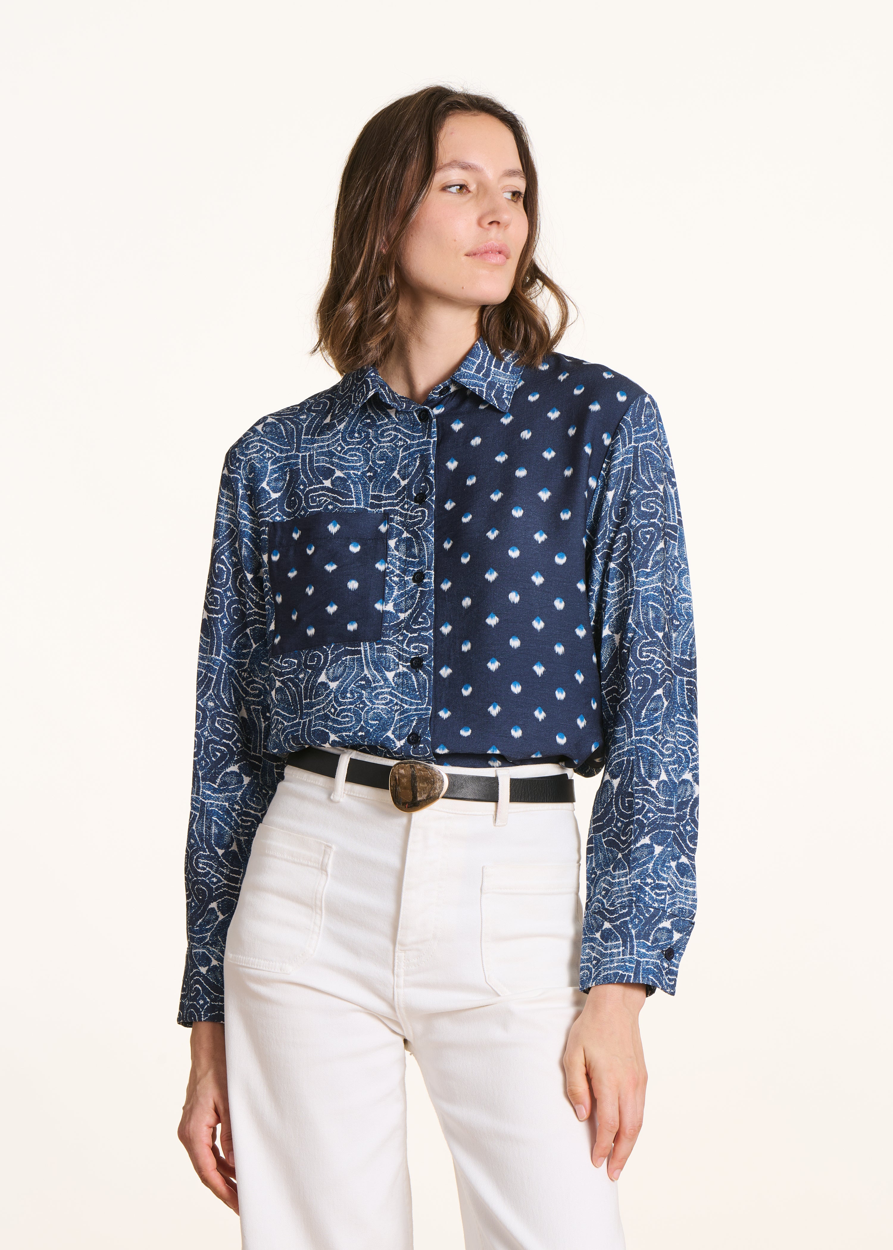 Blaues Hemd mit langen Ärmeln und Patchwork-Prints
