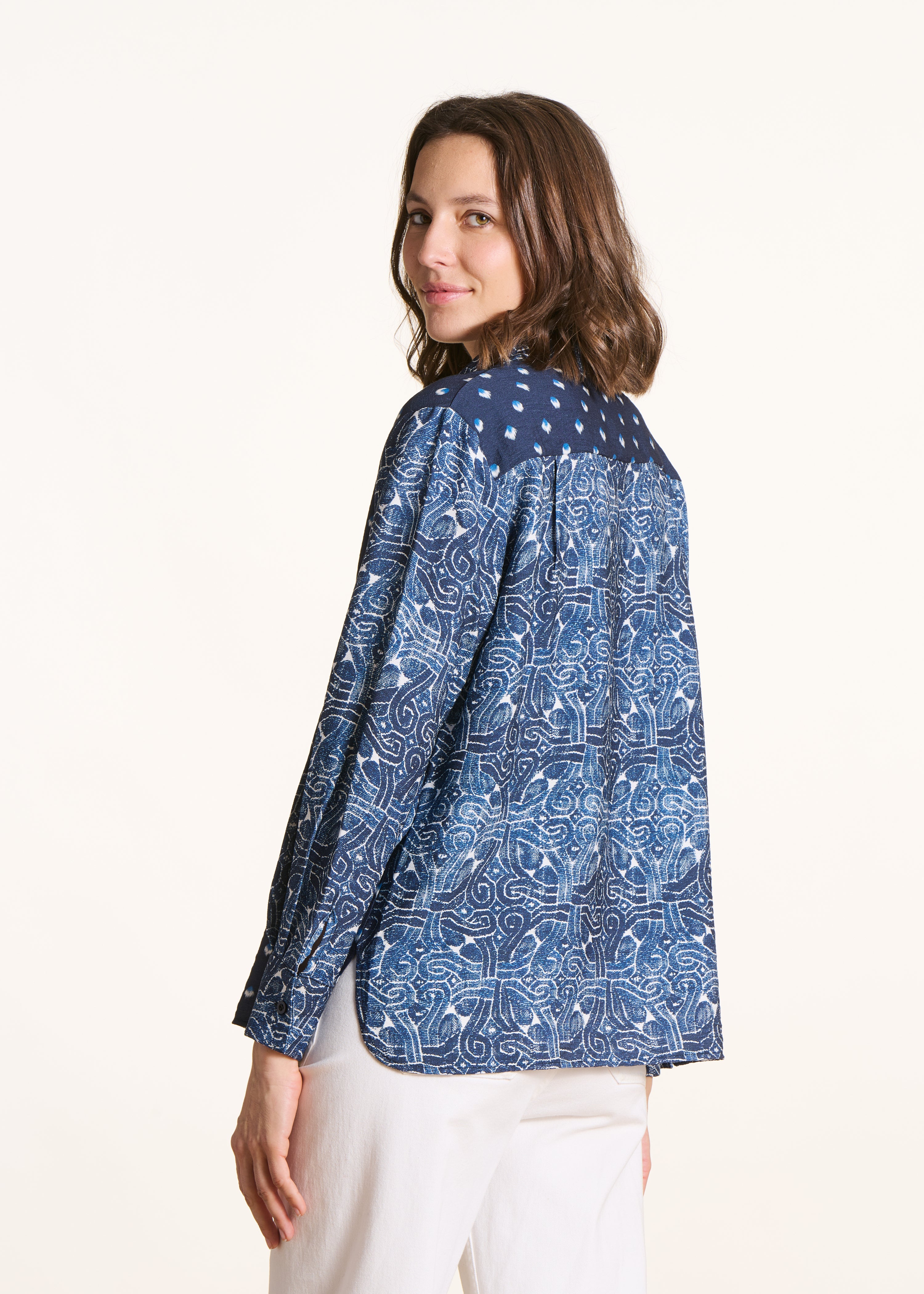 Blaues Hemd mit langen Ärmeln und Patchwork-Prints