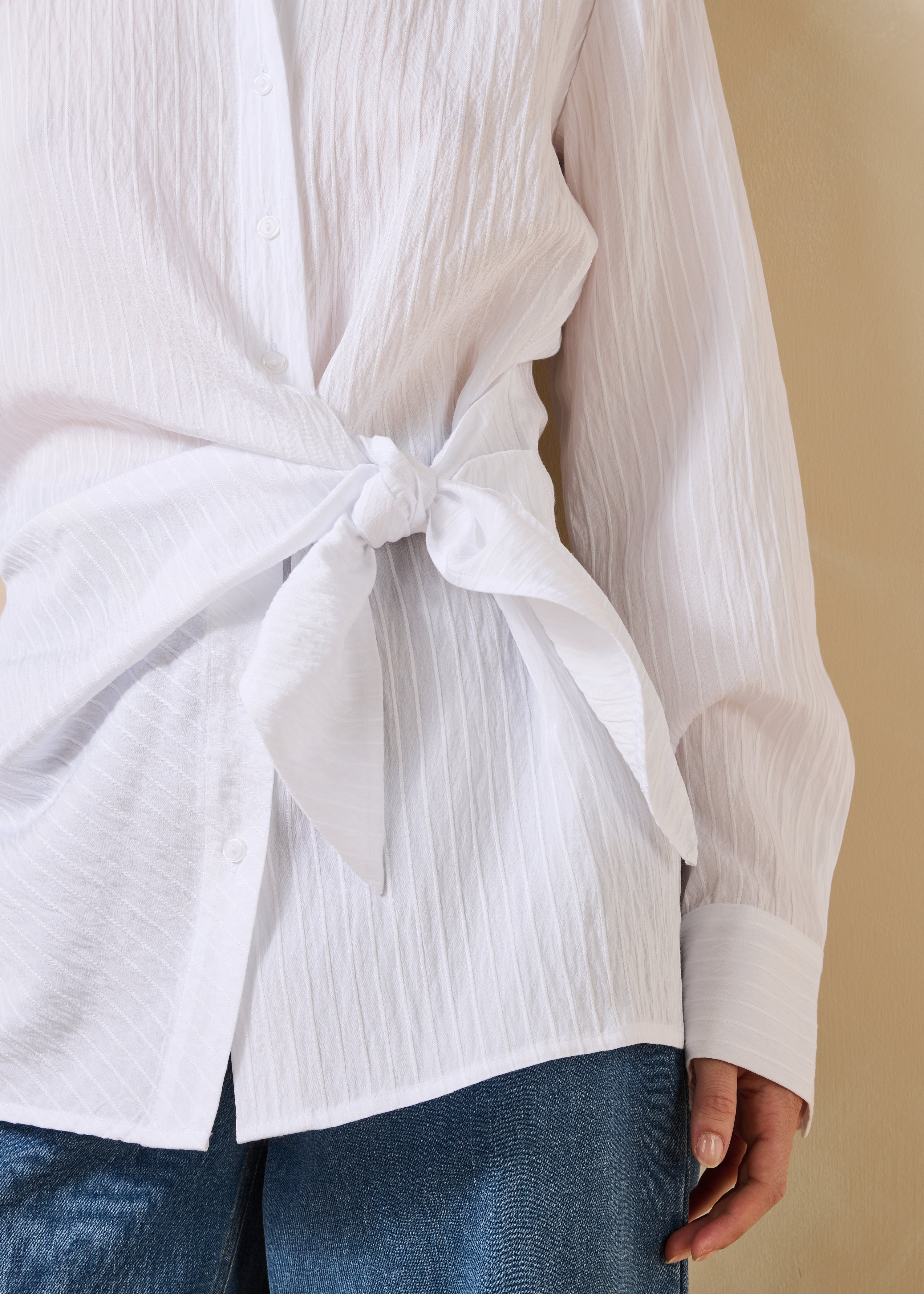 Chemise blanche avec pan à nouer