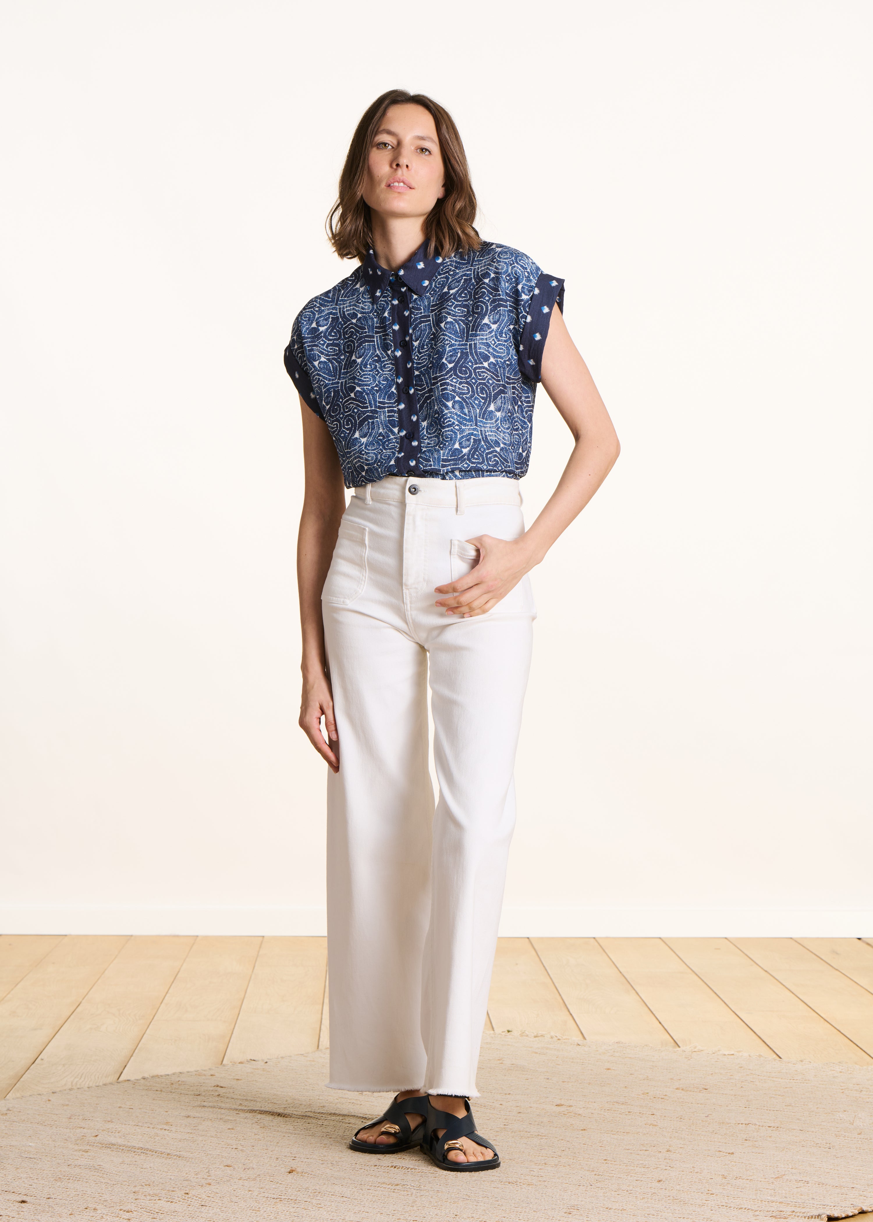 Blaues Hemd mit kurzen Ärmeln und Patchwork-Prints