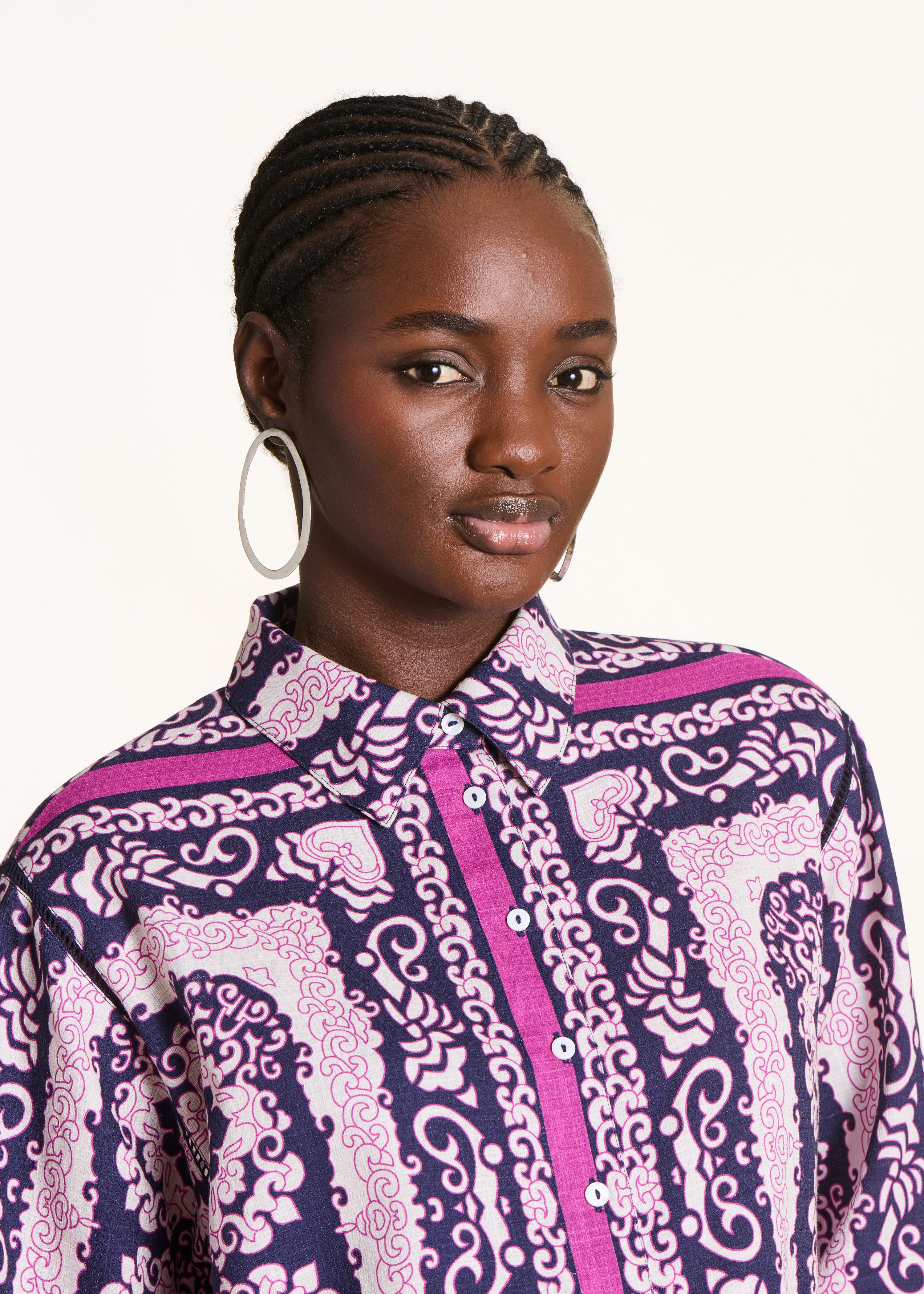 Camicia ampia viola e rosa con stampa foulard