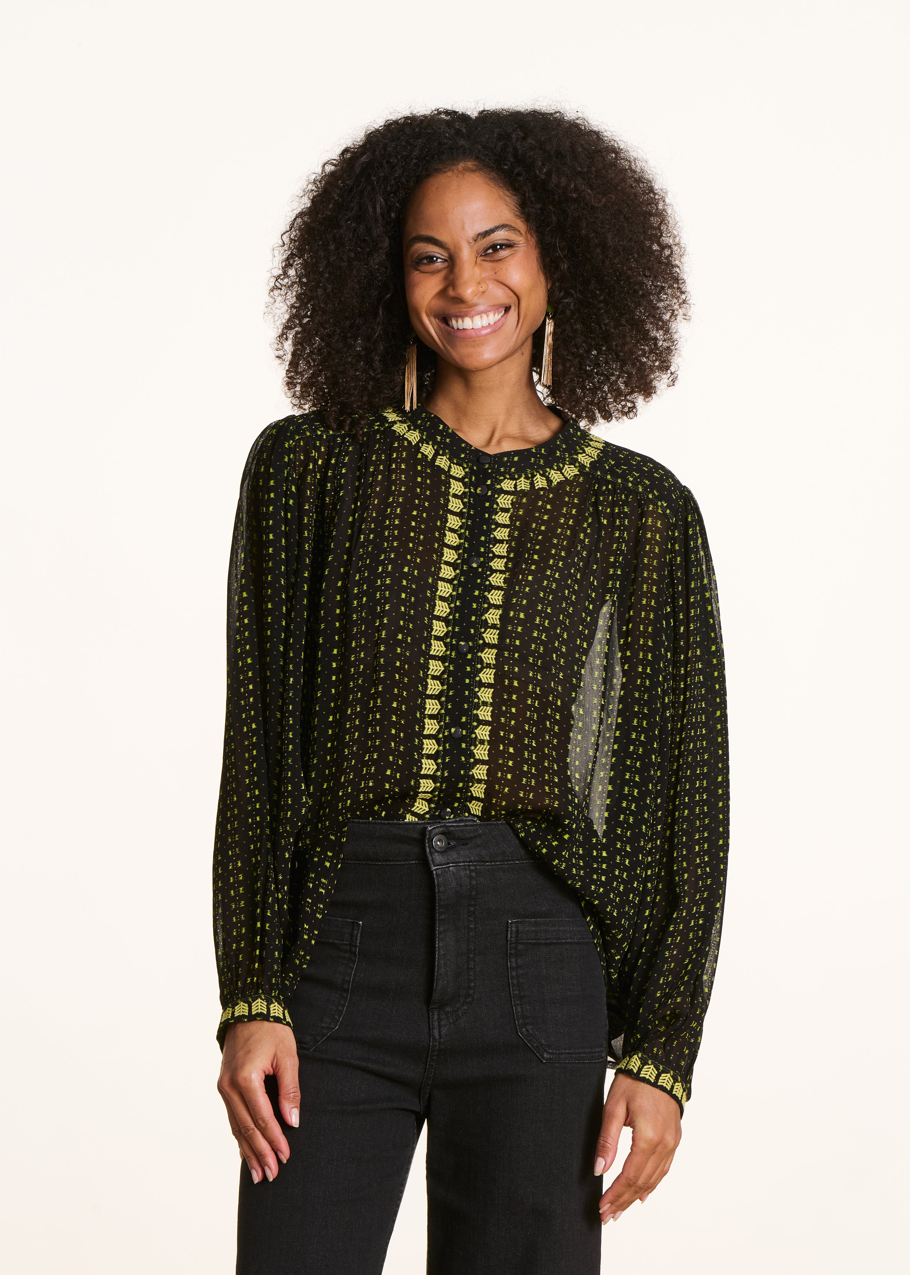 Blusa em voile kaki bordada com mangas compridas