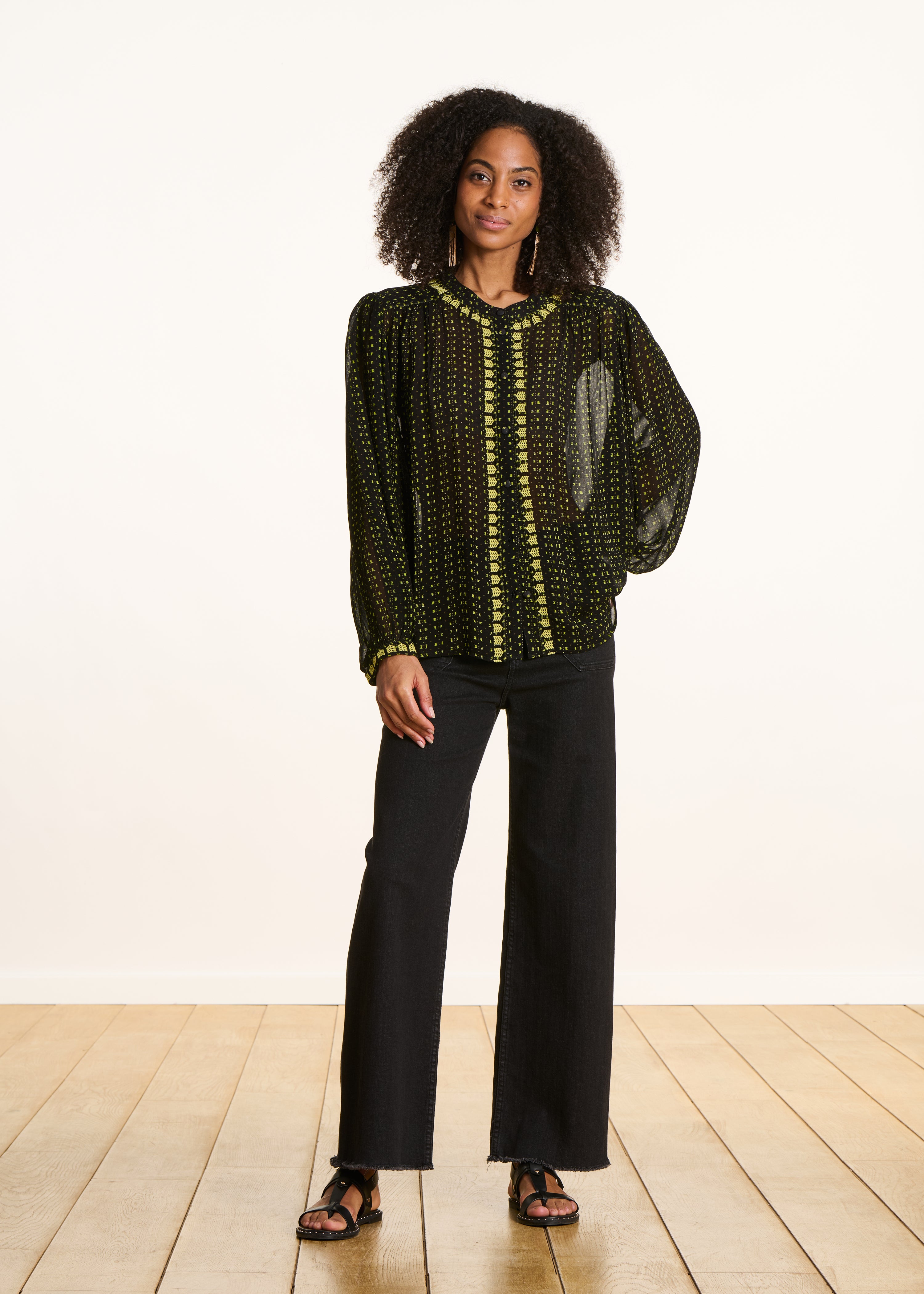 Blusa em voile kaki bordada com mangas compridas