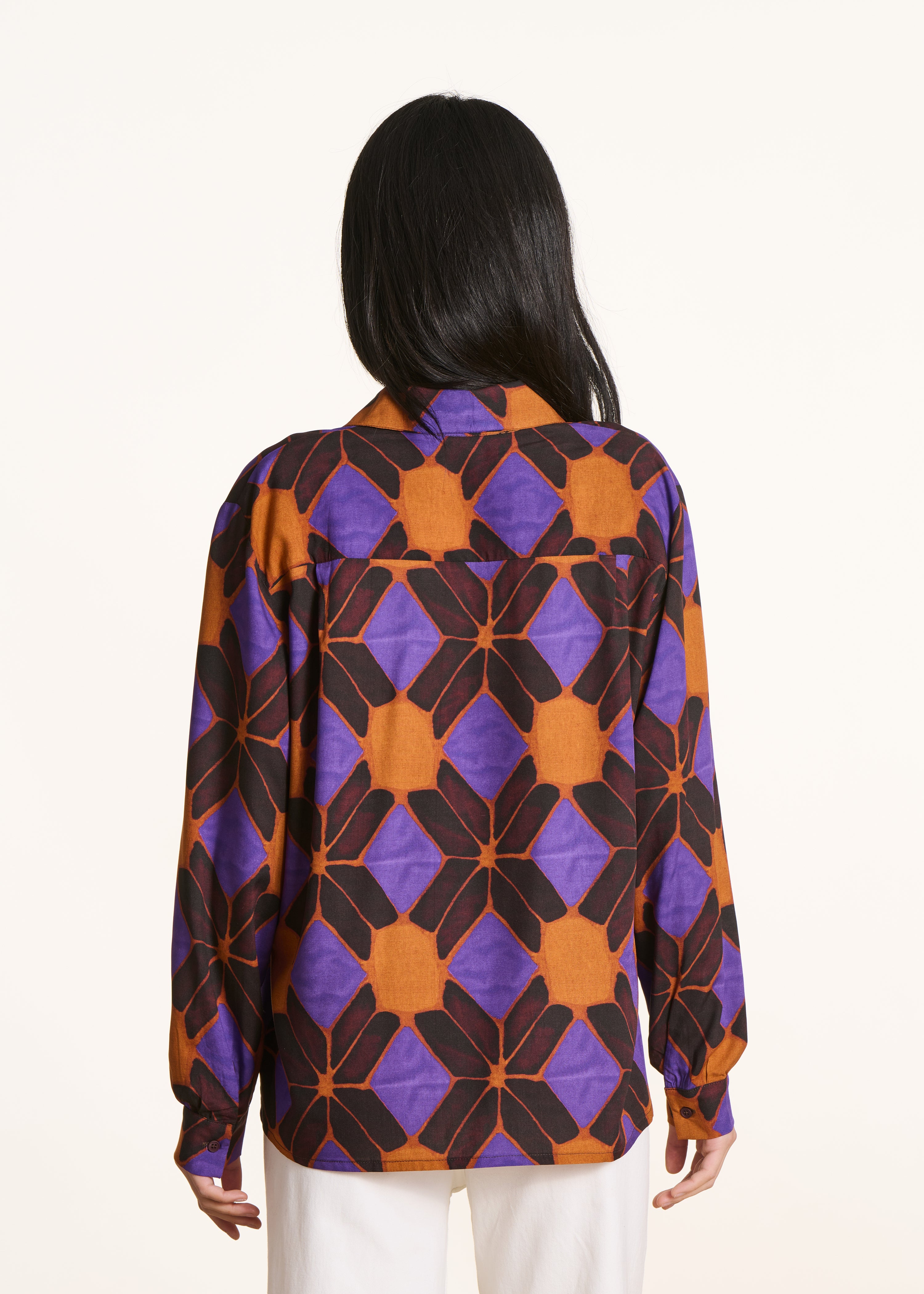Camisa amplia con estampado naranja y violeta