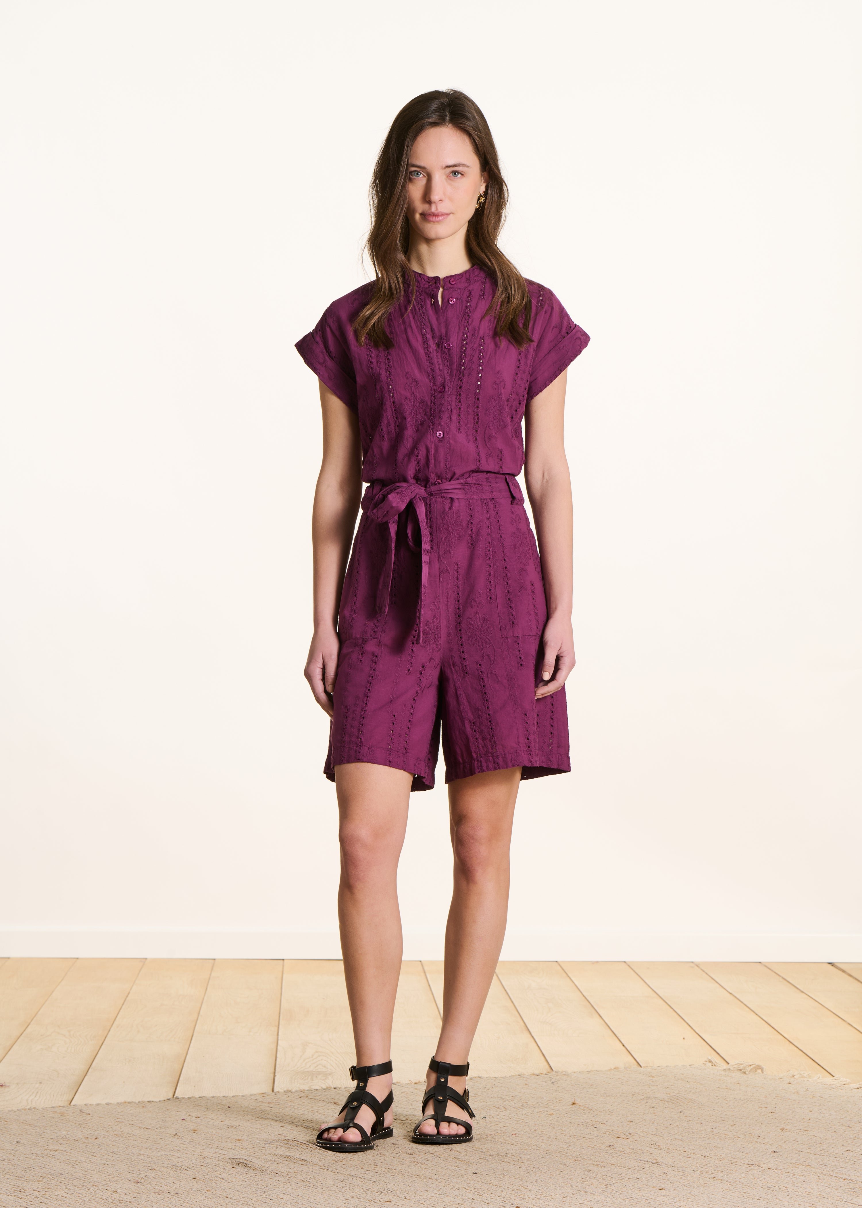 Violetter Kurzoverall aus englischer Stickerei