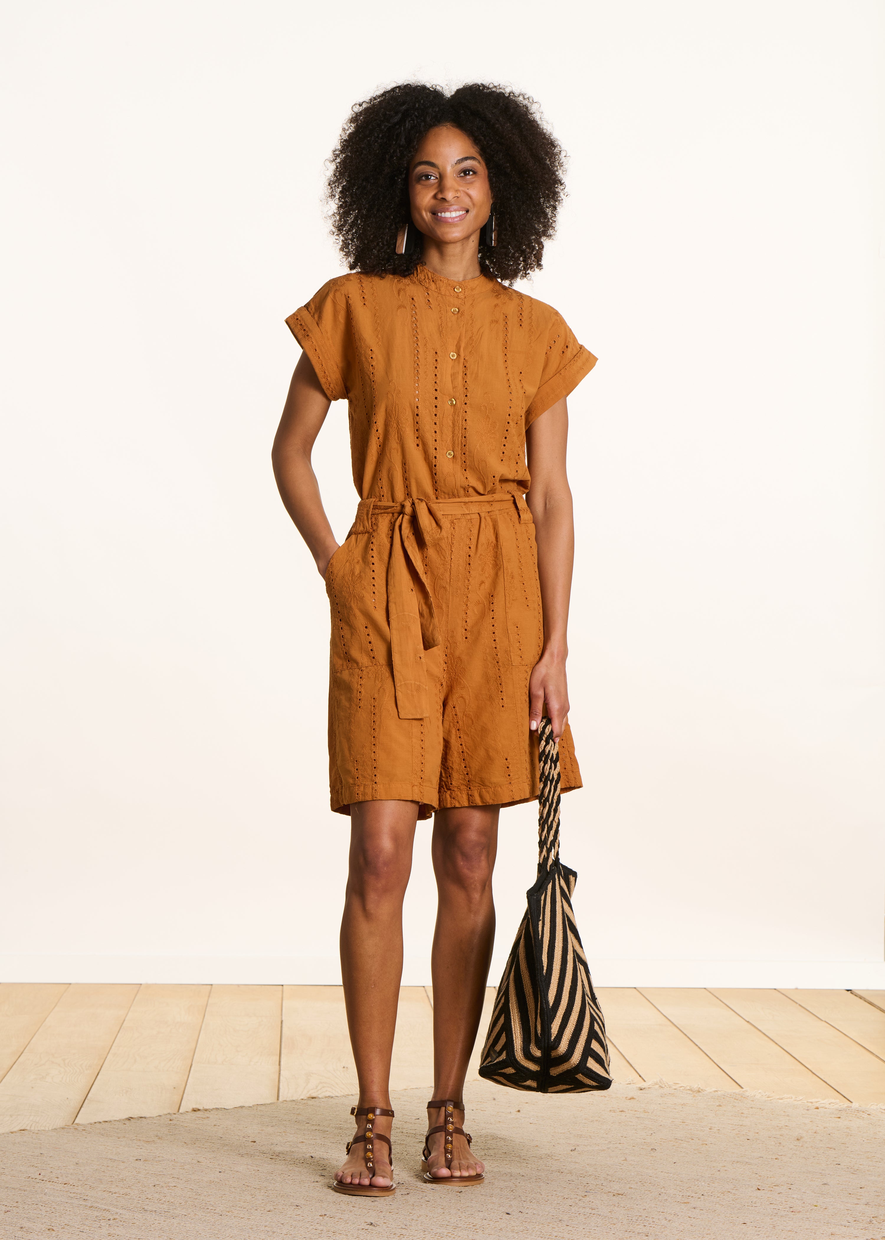 Ockergelber Jumpsuit aus englischer Stickerei
