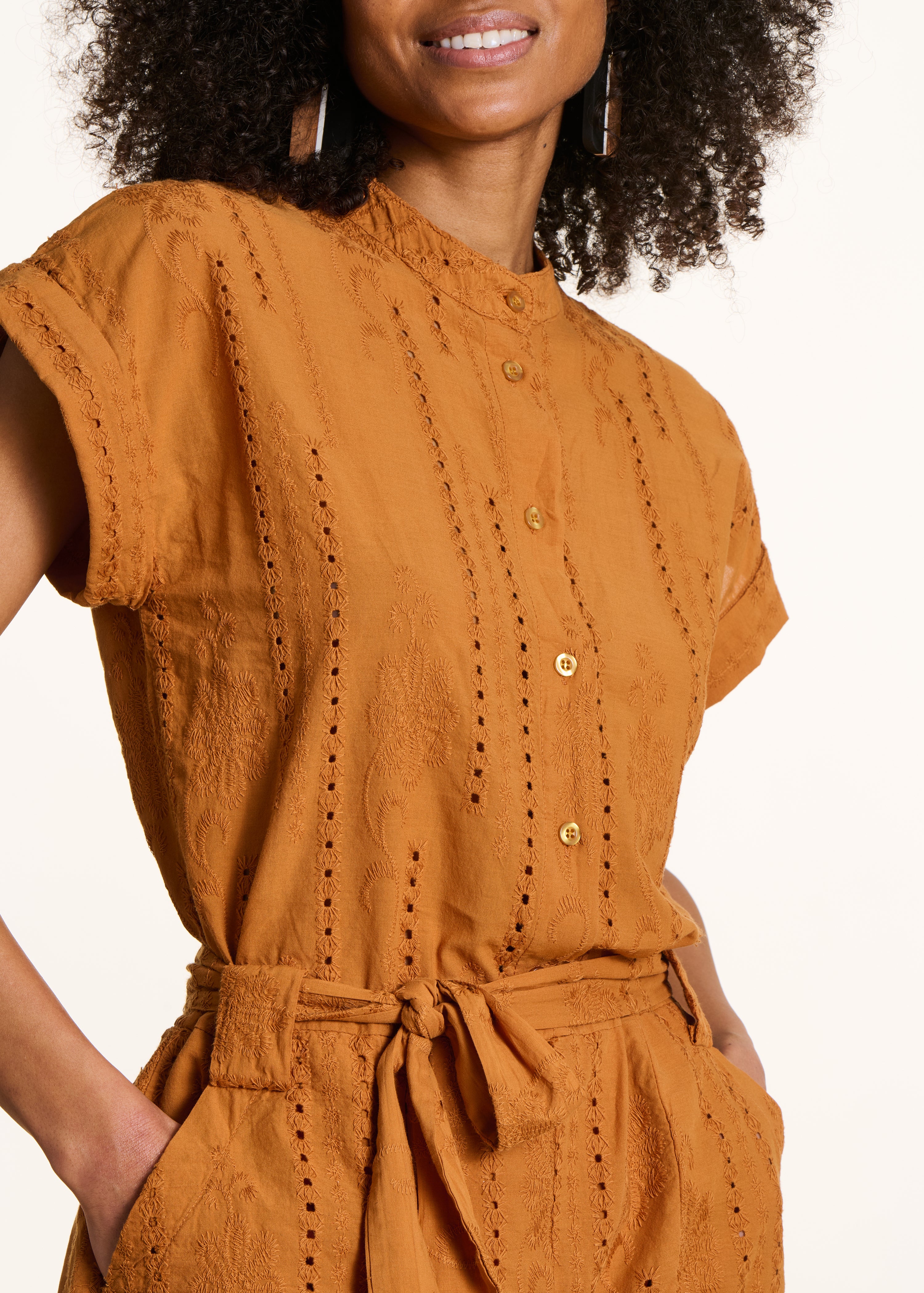 Ockergelber Jumpsuit aus englischer Stickerei