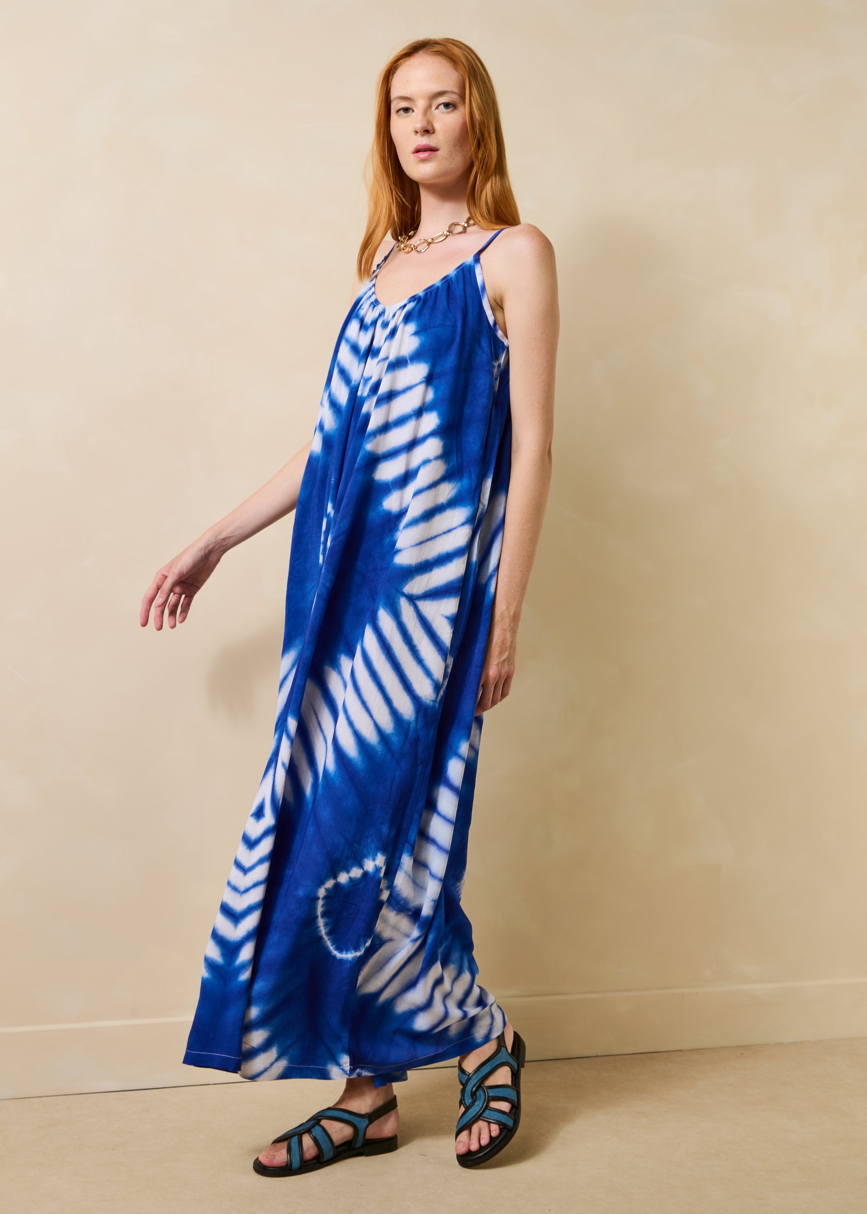 Tuta ampia blu con spalline stampate