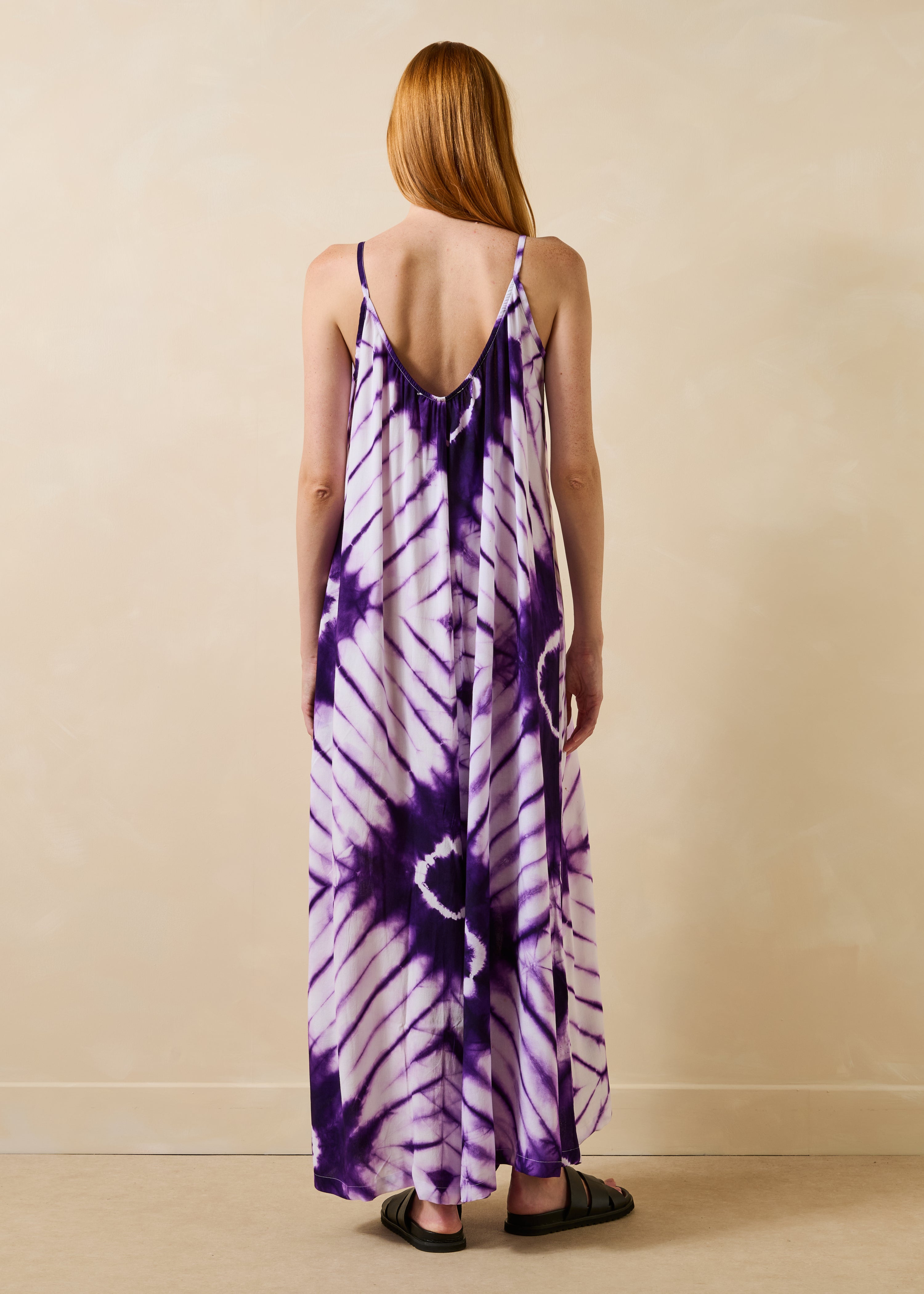 Mono amplio violeta con tirantes estampado
