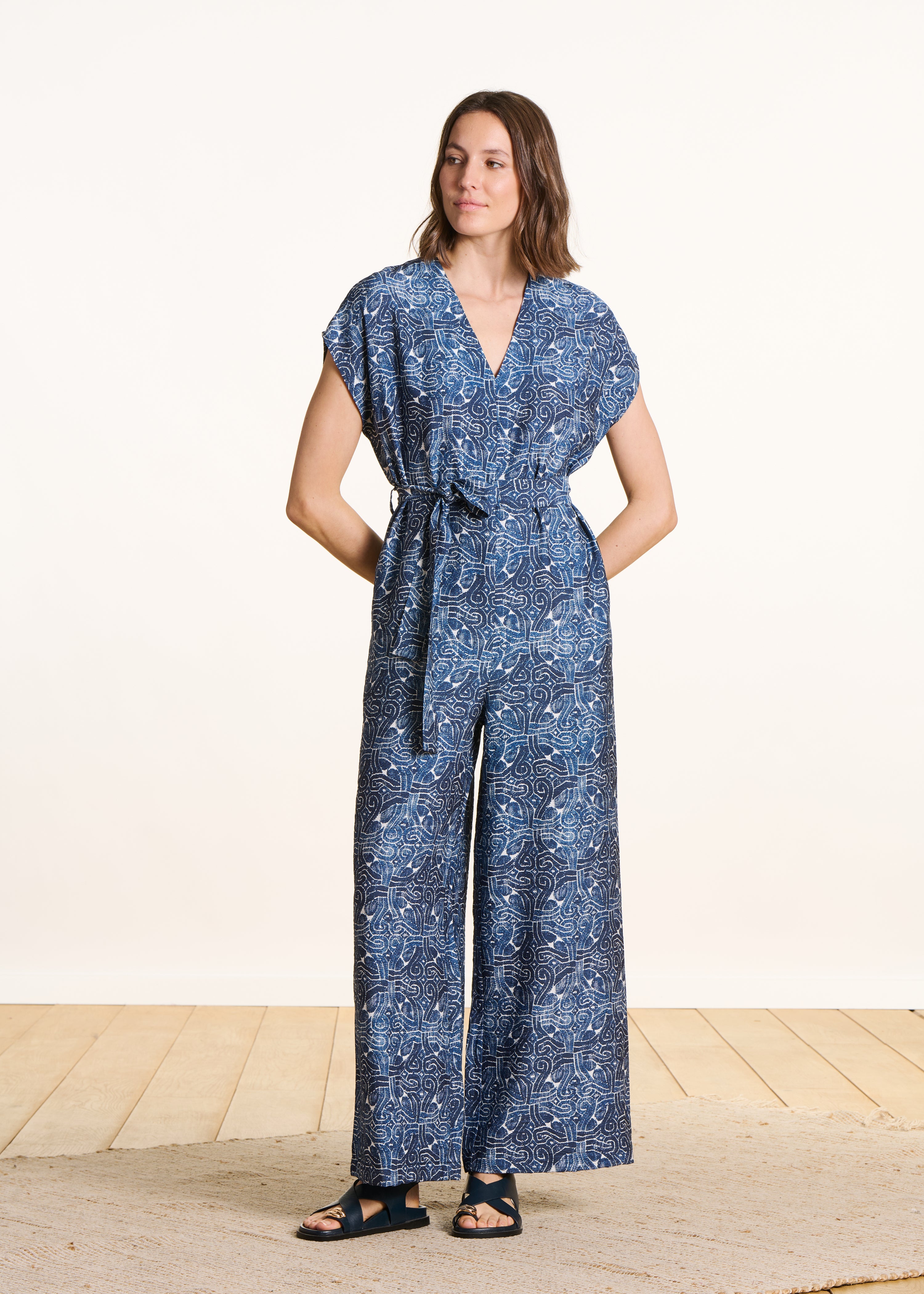 Blauer Kurzarm-Overall mit Print