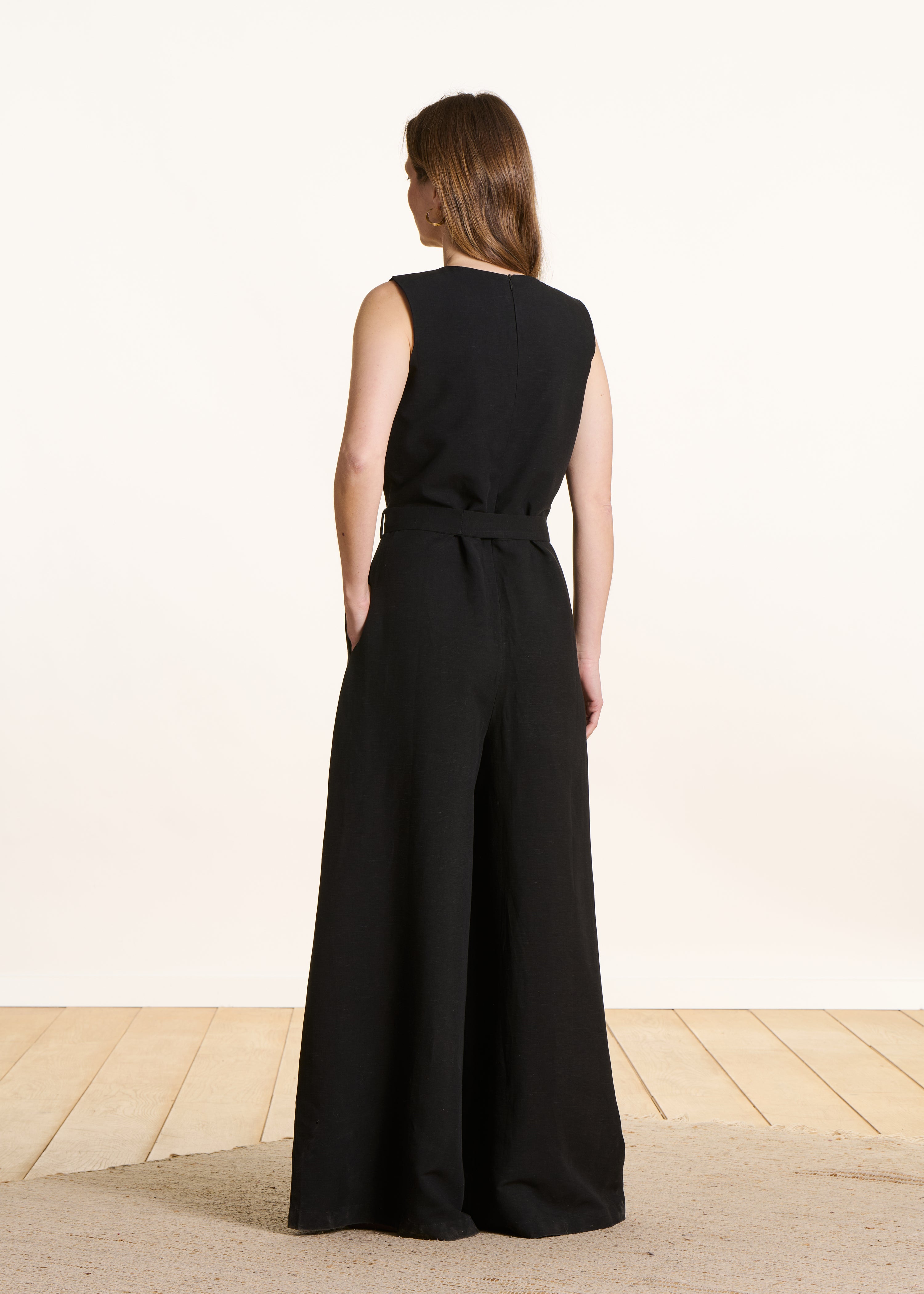 Schwarzer, ärmelloser Jumpsuit mit weitem Bein