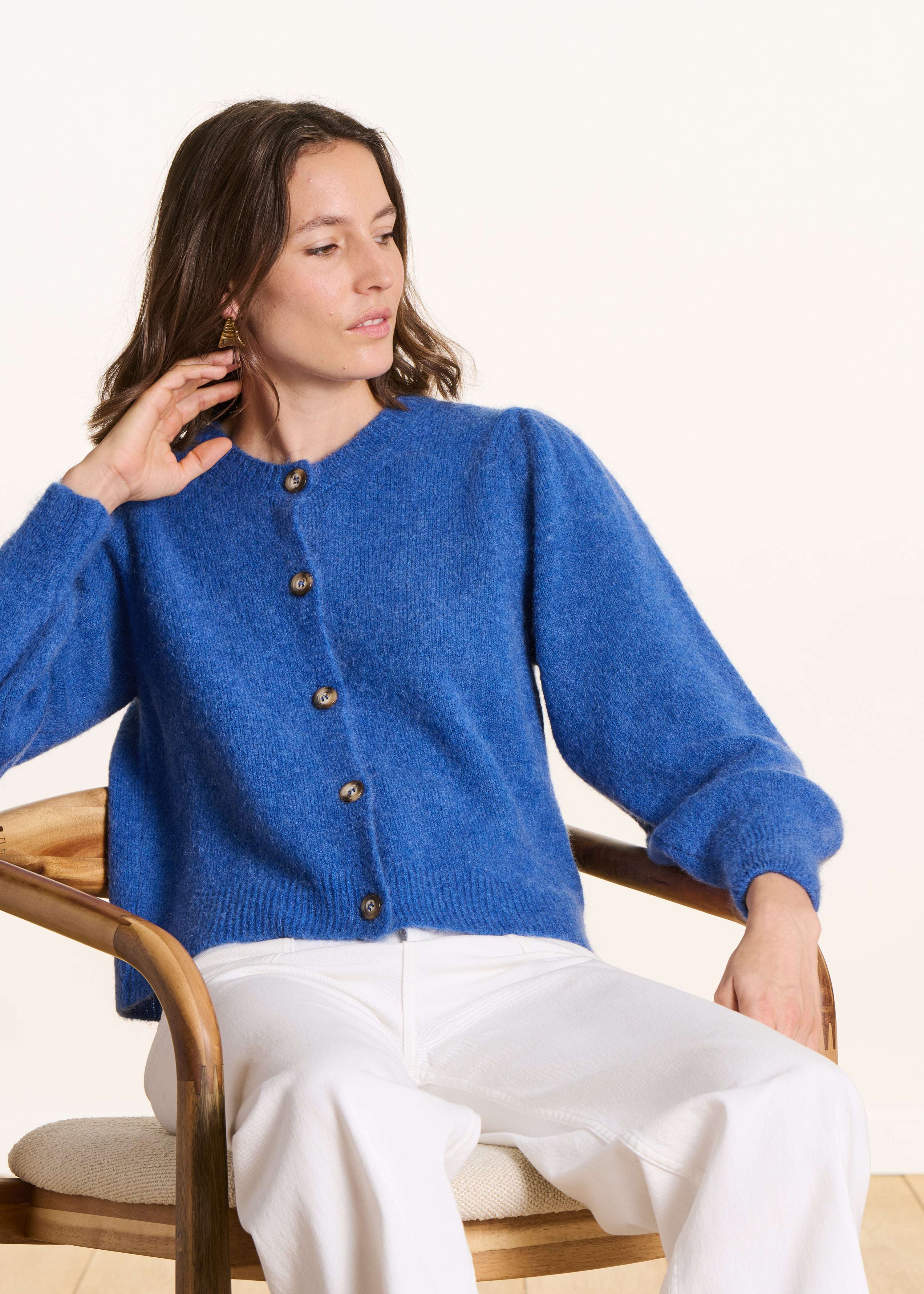 Gilet blu dritto e corto con collo tondo