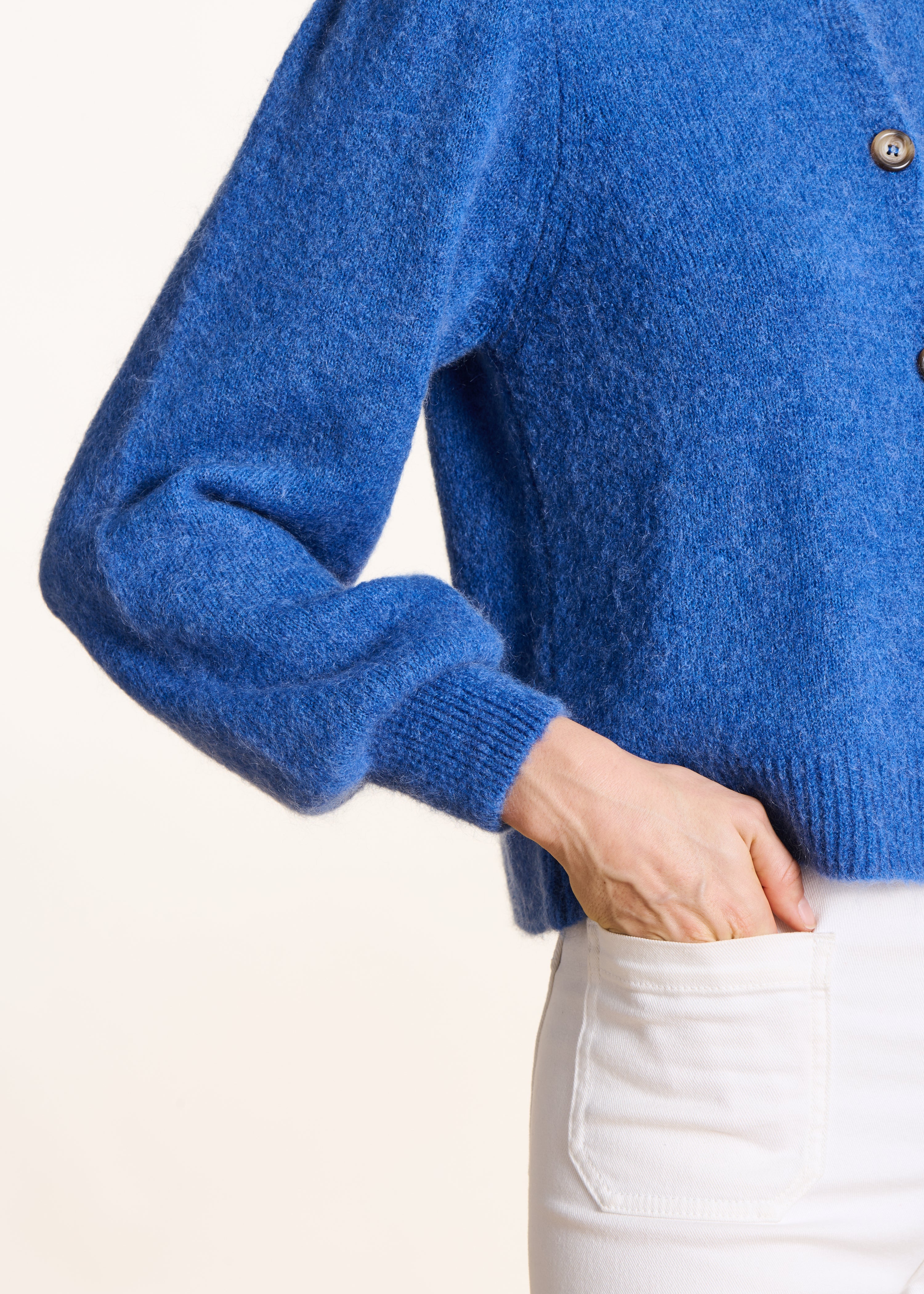 Gilet blu dritto e corto con collo tondo