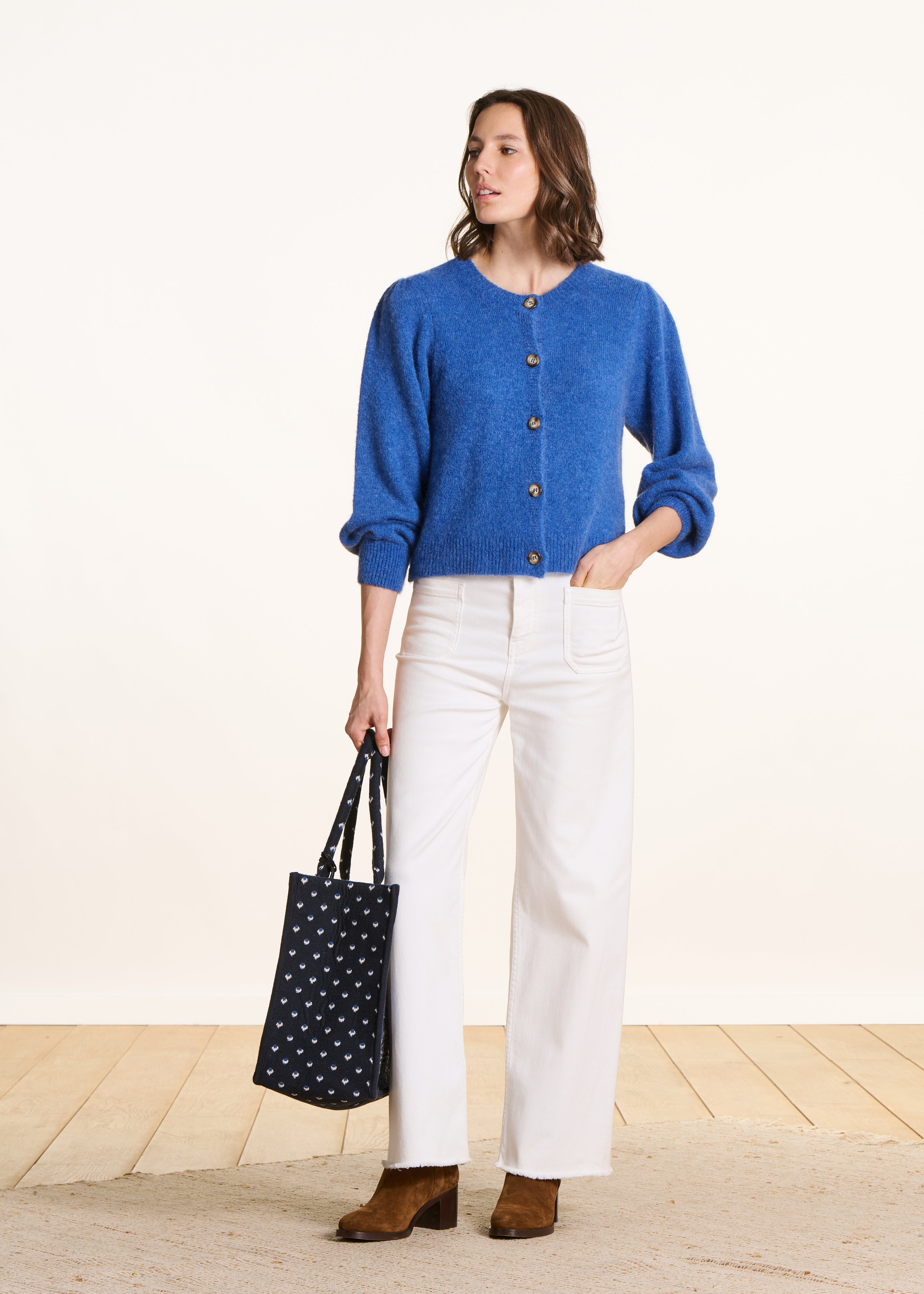 Gilet blu dritto e corto con collo tondo