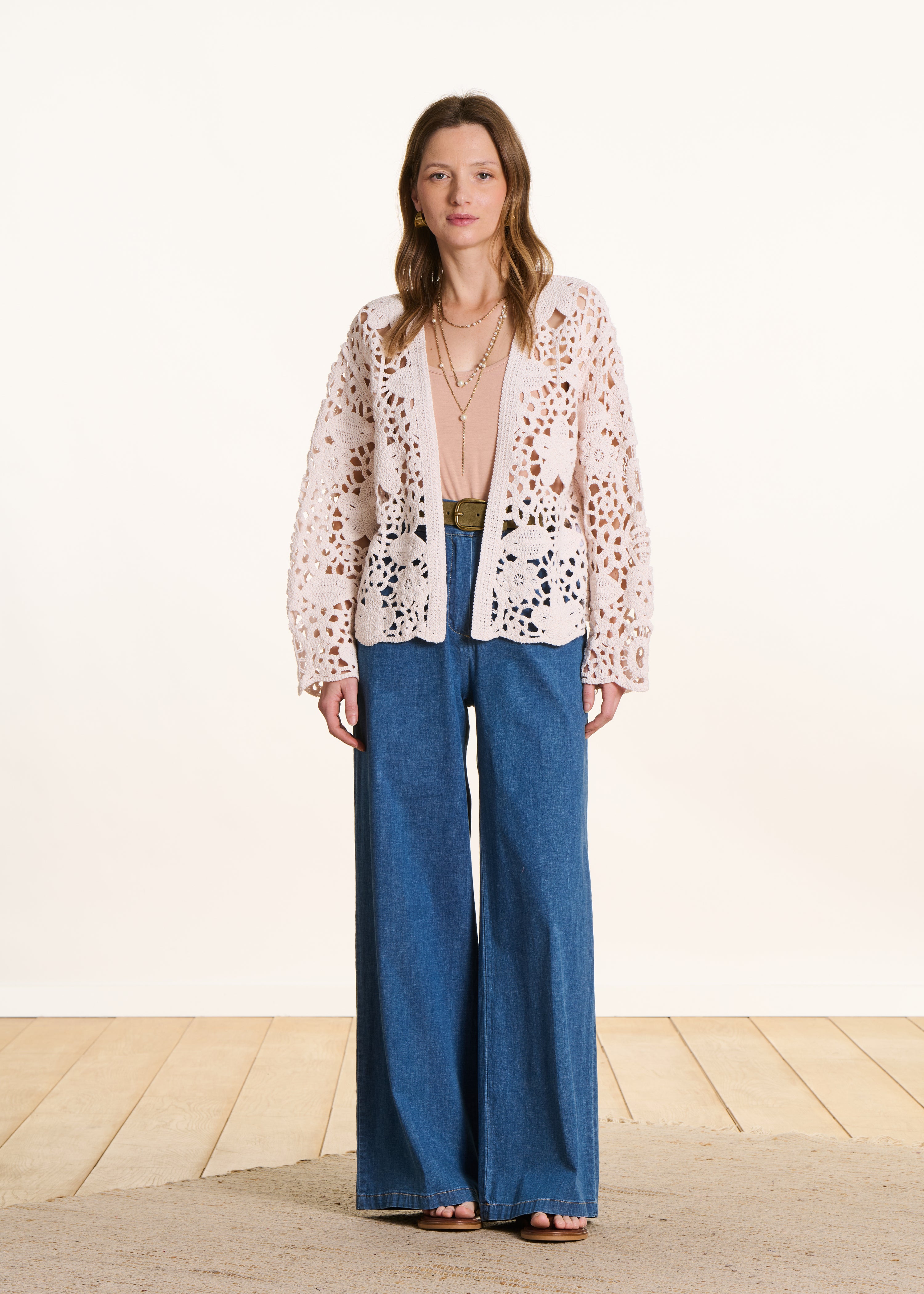 Open short vest in ecru crochet knit