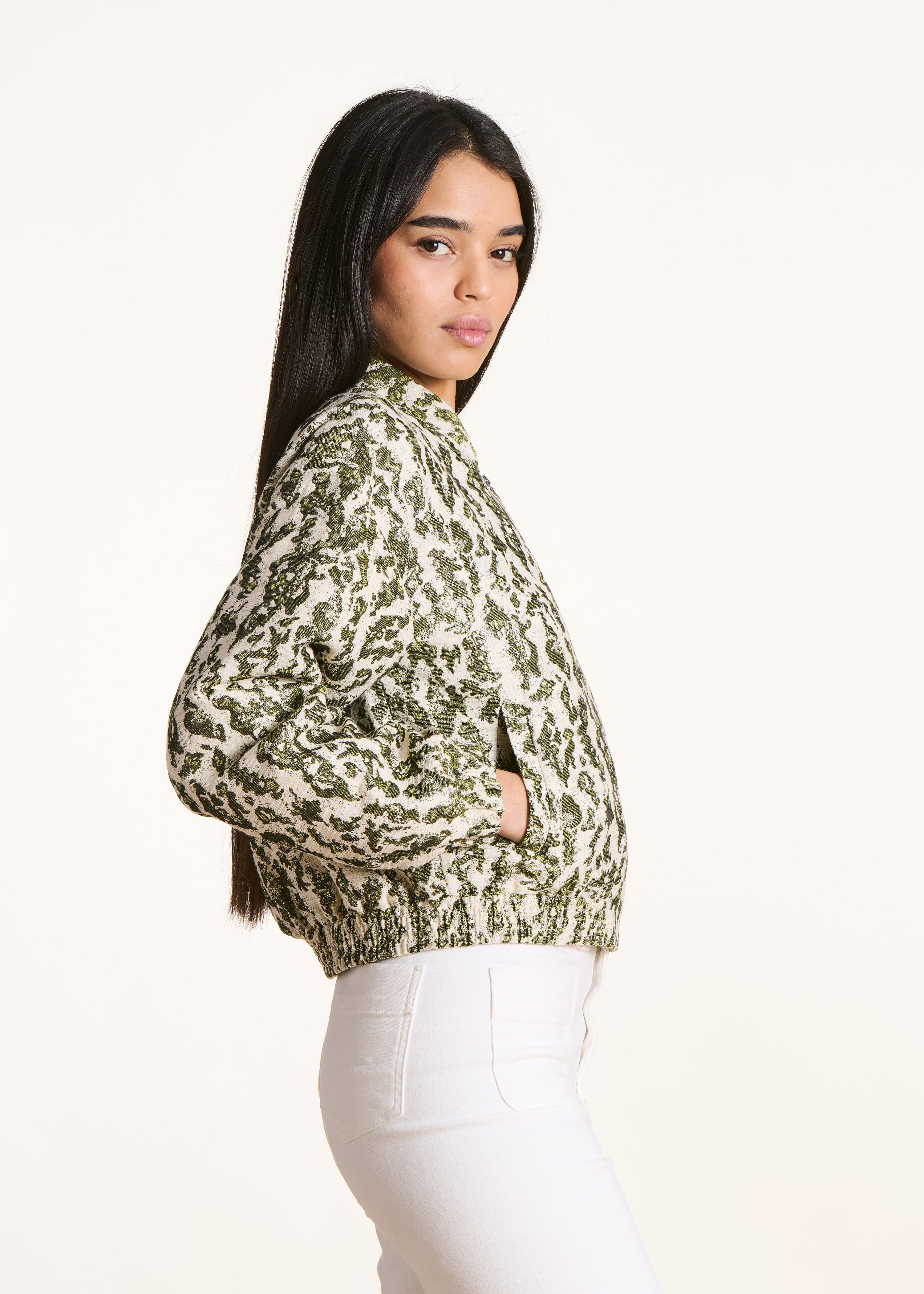 Bomberjacke aus khakifarbenem Jacquard