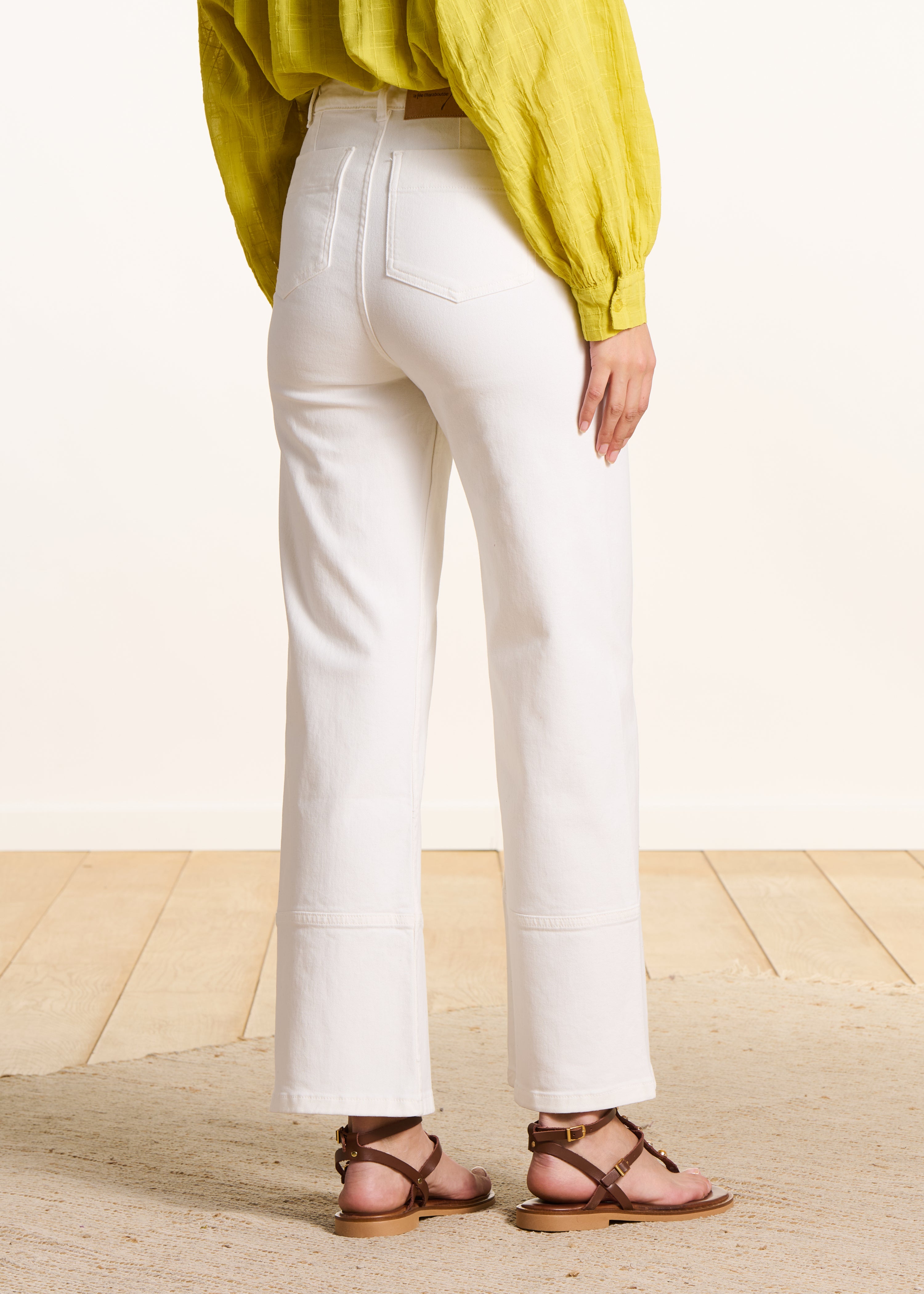High-waisted straight white jeans in organic cotton