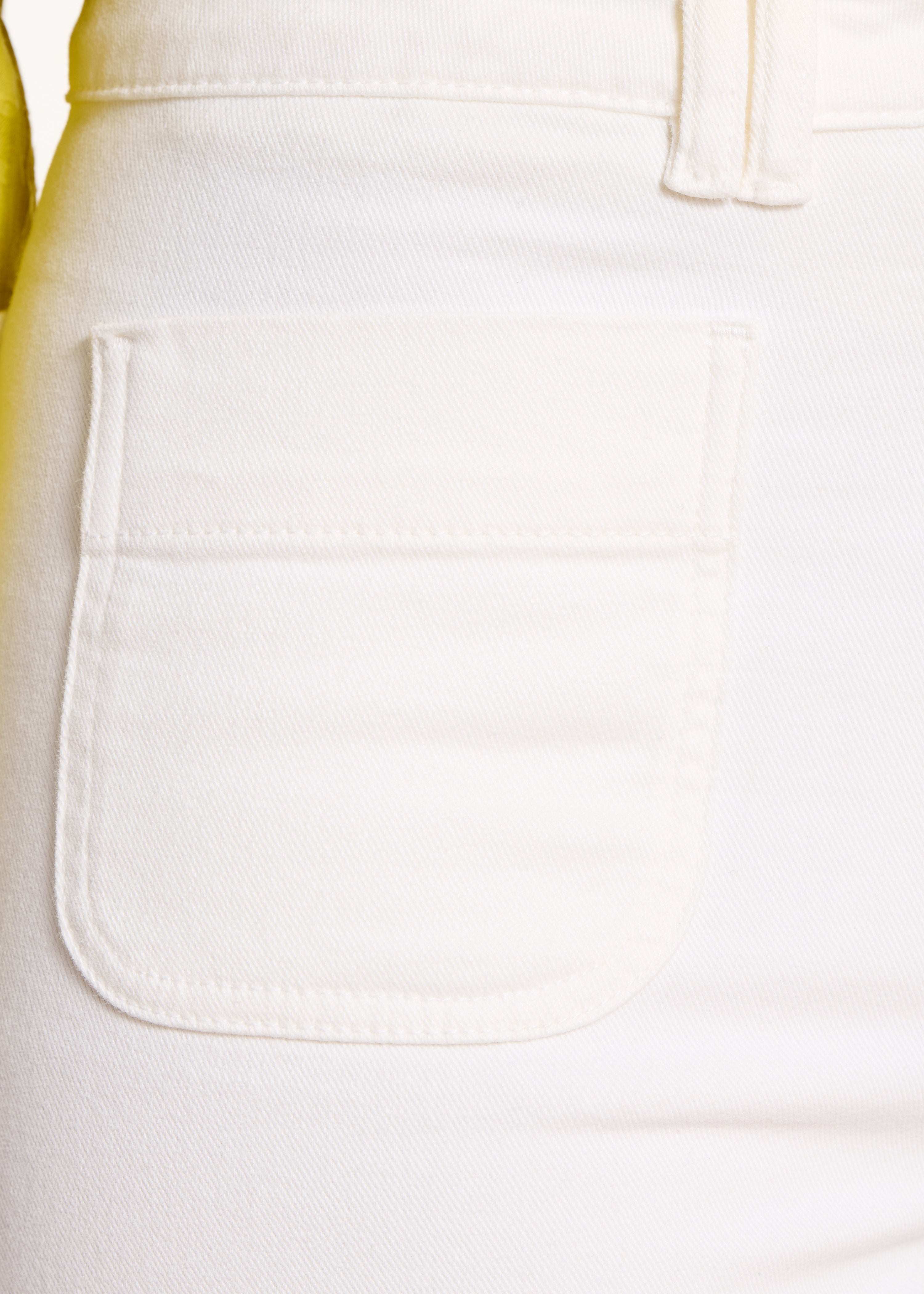 High-waisted straight white jeans in organic cotton
