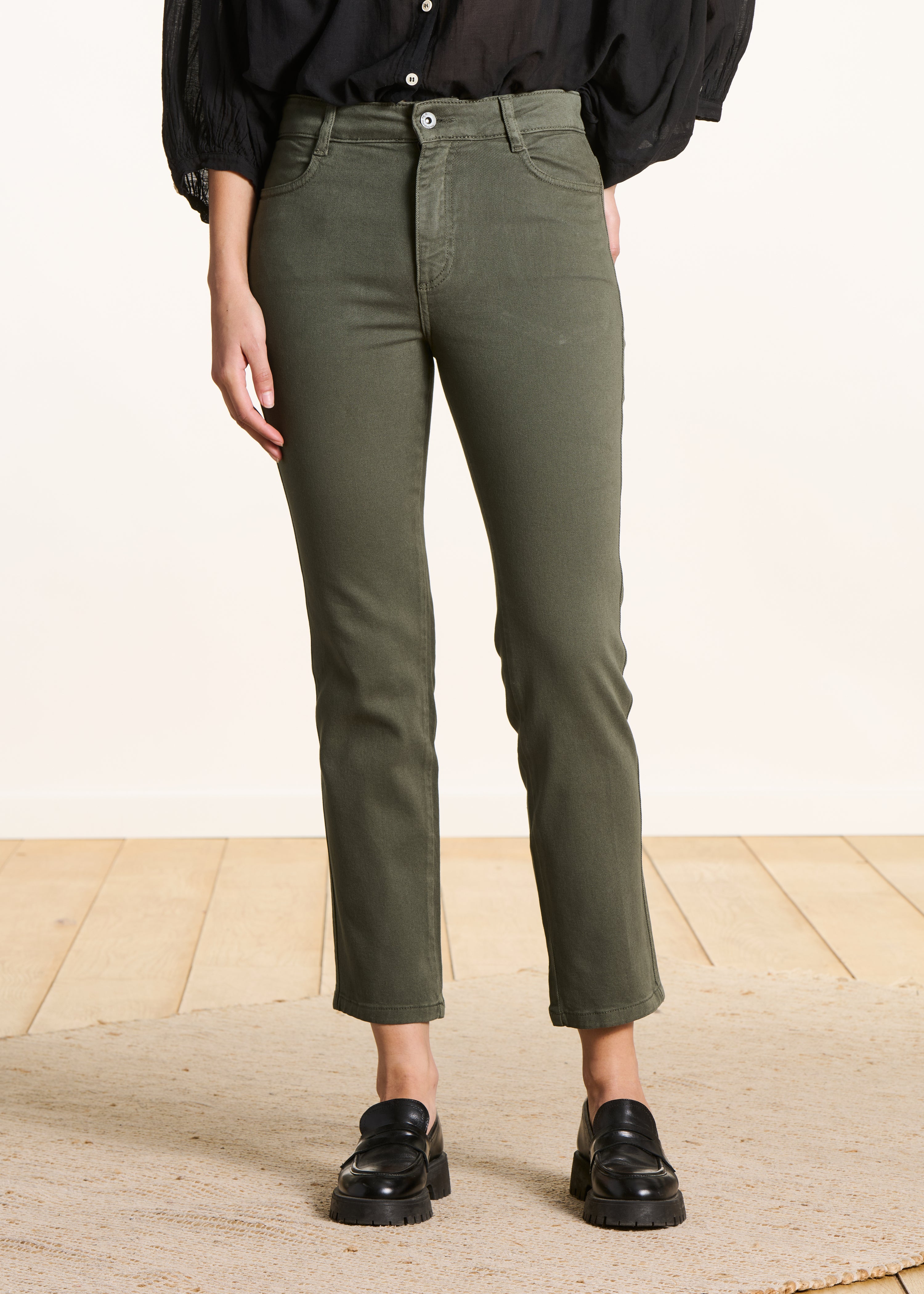 Straight 7/8 khaki jeans in organic cotton