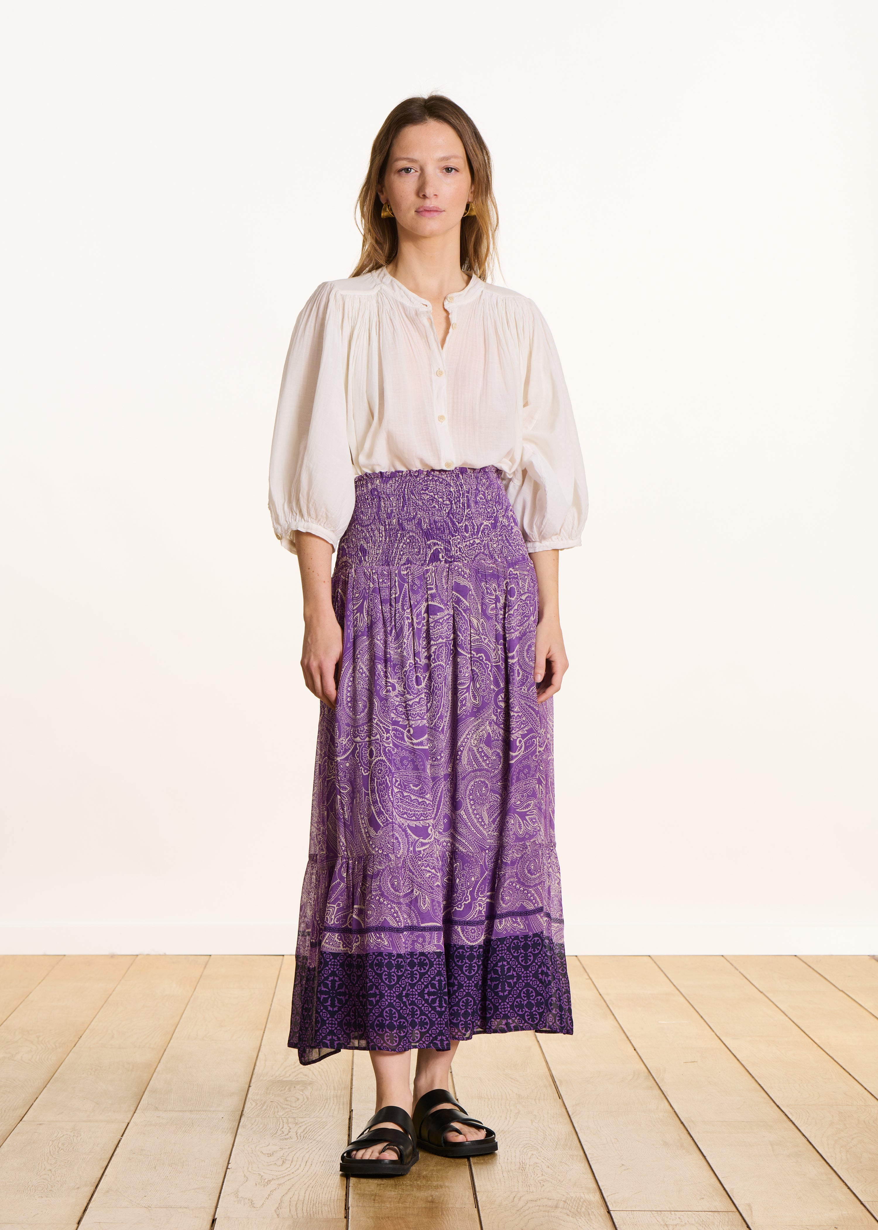 Saia longa em voile violeta com estampado e franzidos