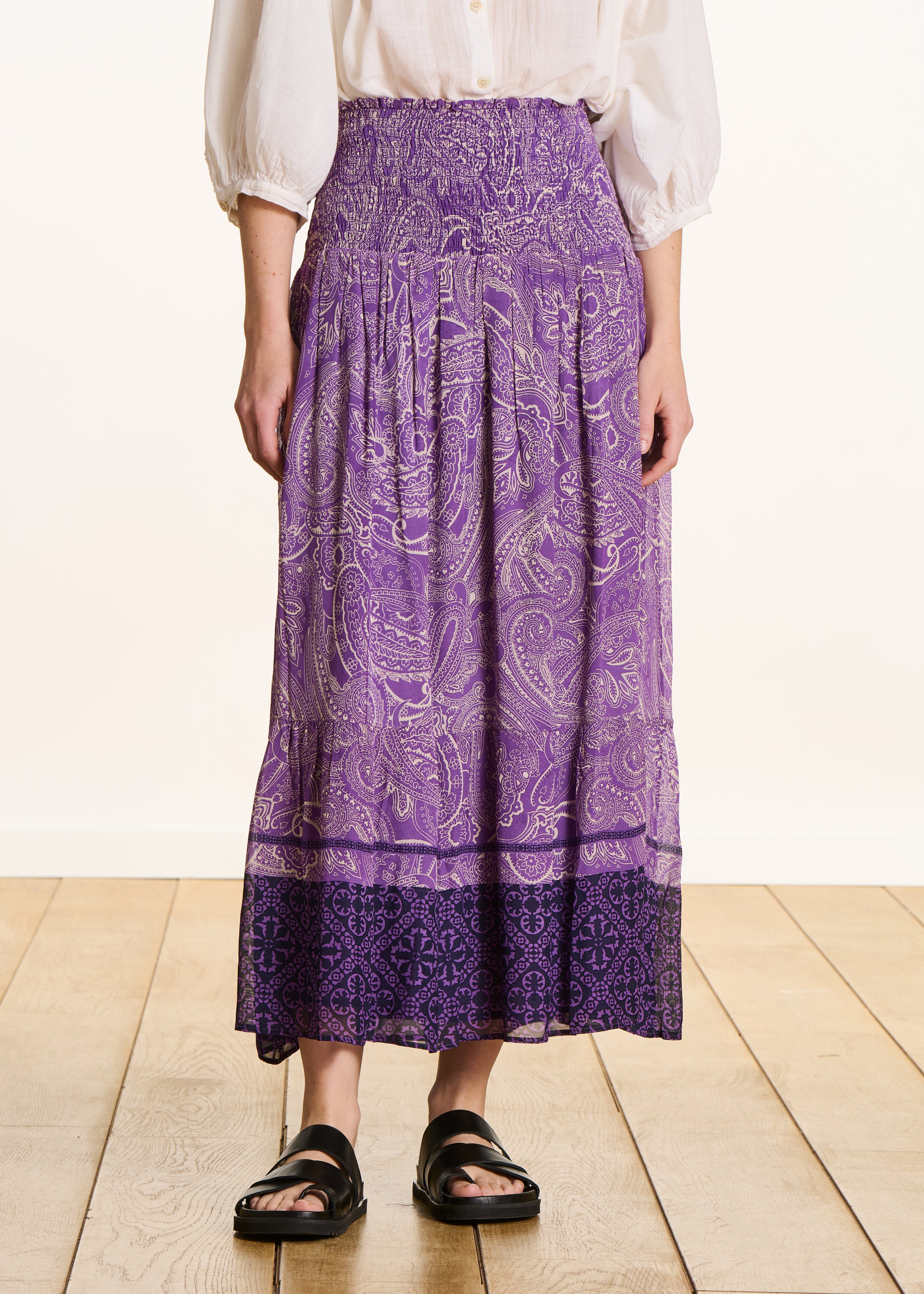 Saia longa em voile violeta com estampado e franzidos