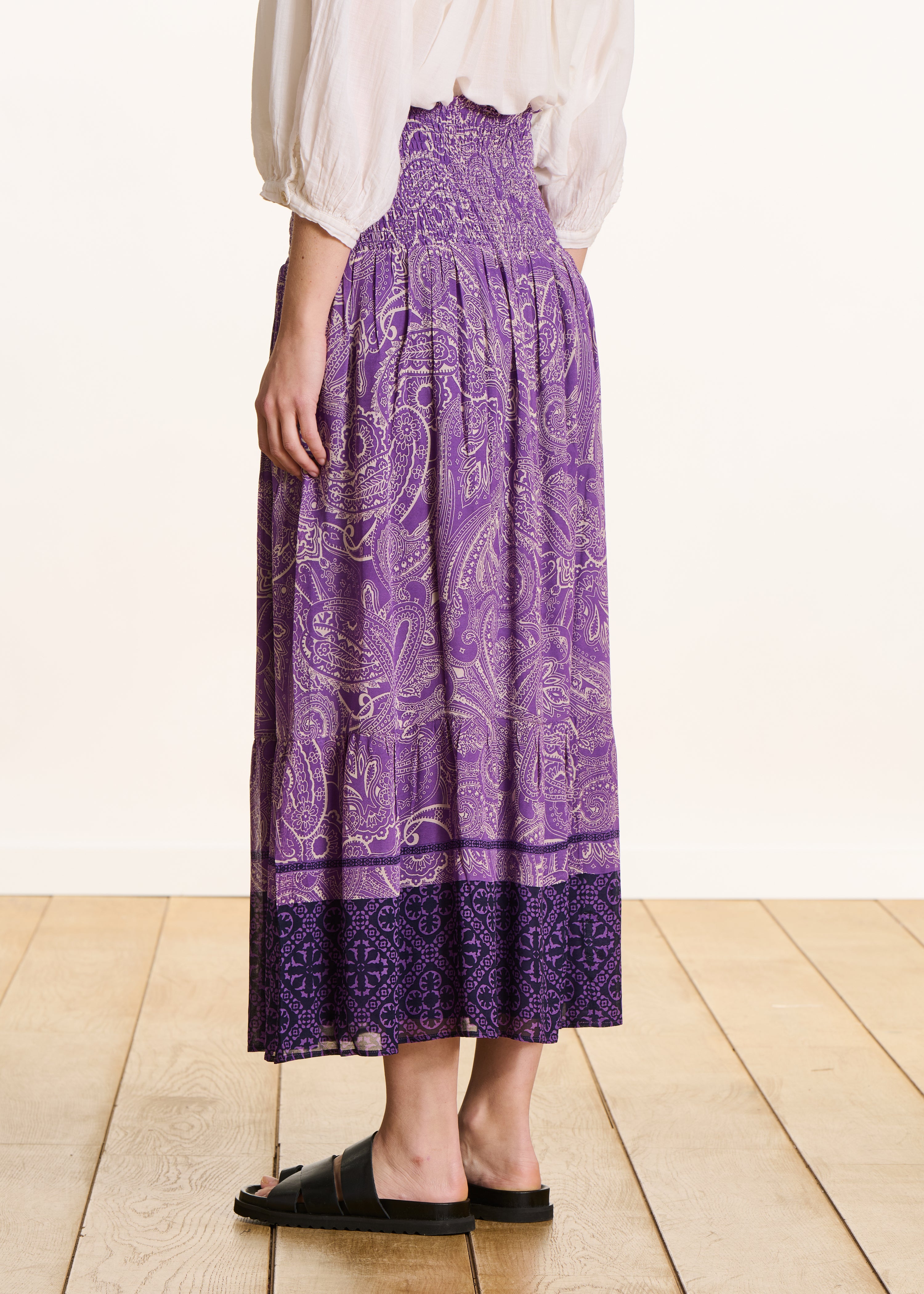 Saia longa em voile violeta com estampado e franzidos