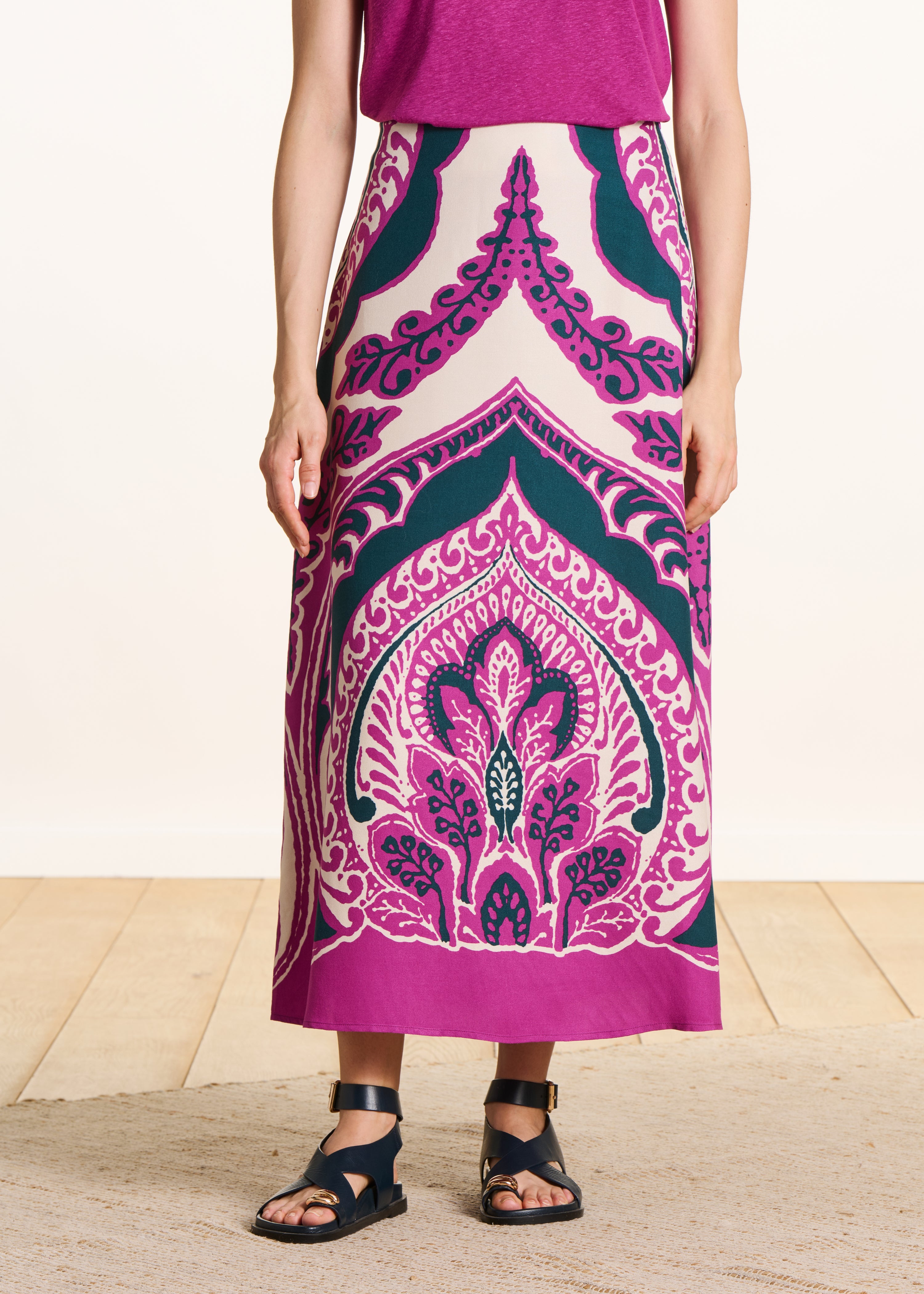 Midirock mit ausgestelltem Schnitt und violettem Print