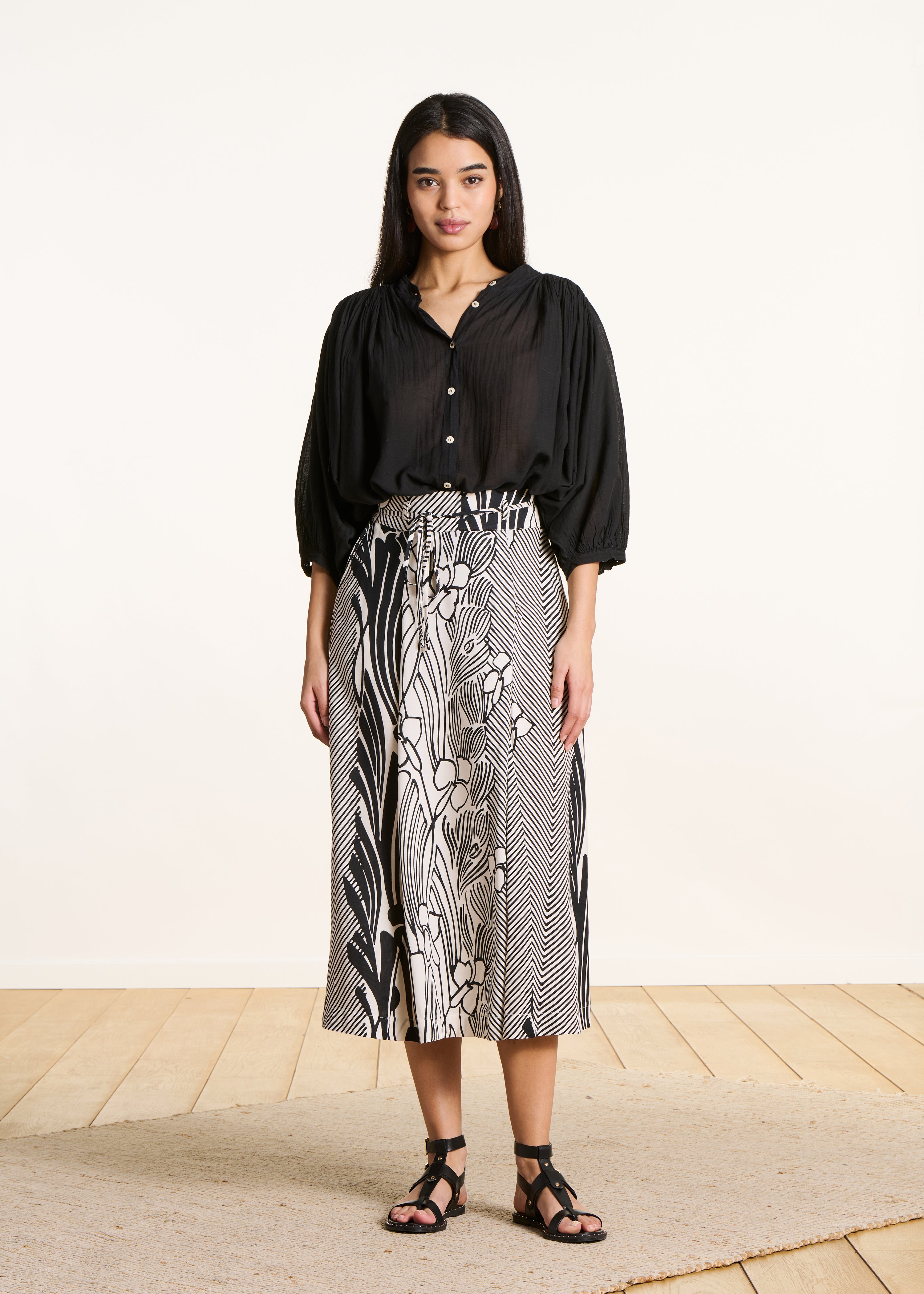 Middenlange rok met zwart-witte bloemenprint