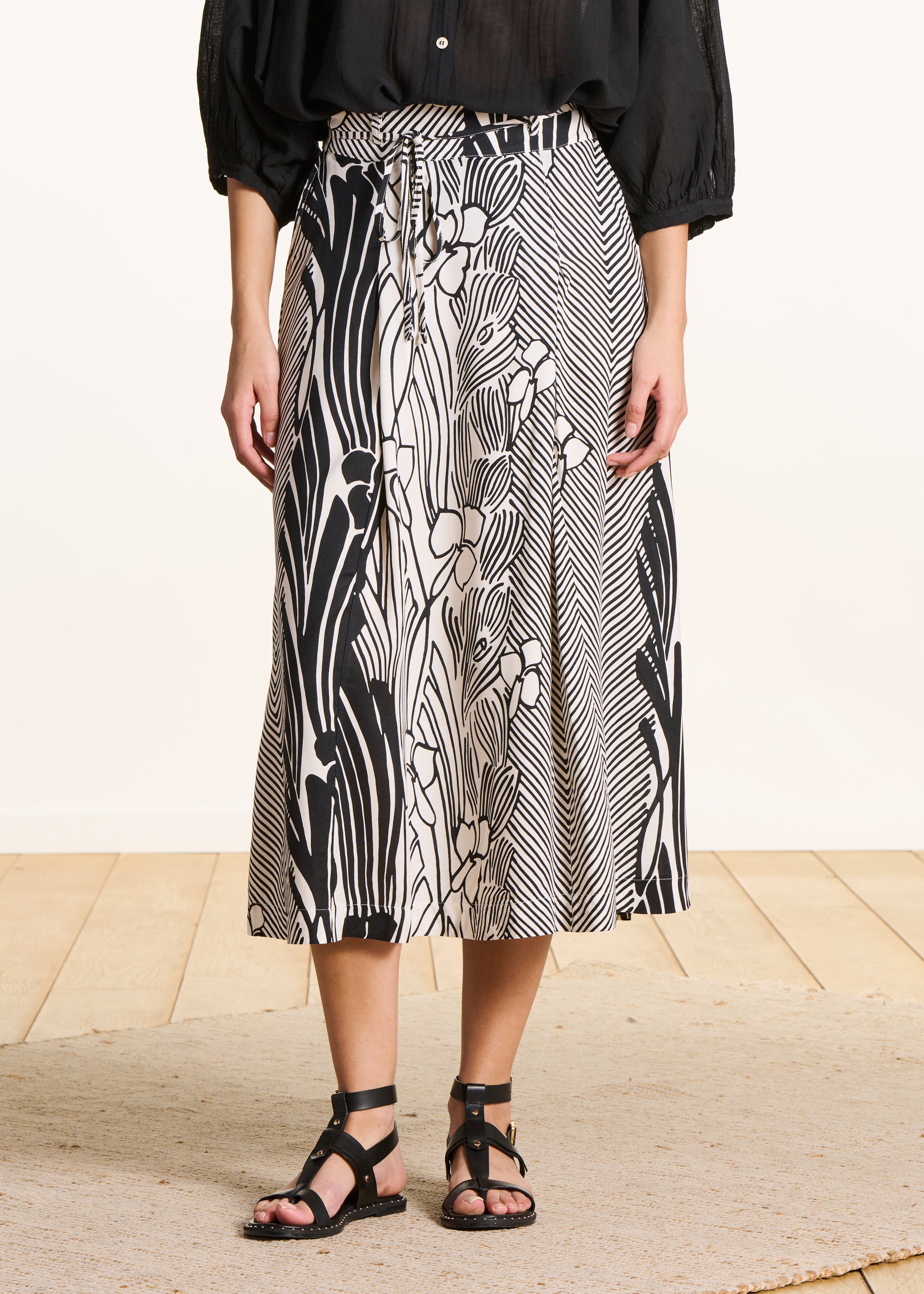 Middenlange rok met zwart-witte bloemenprint