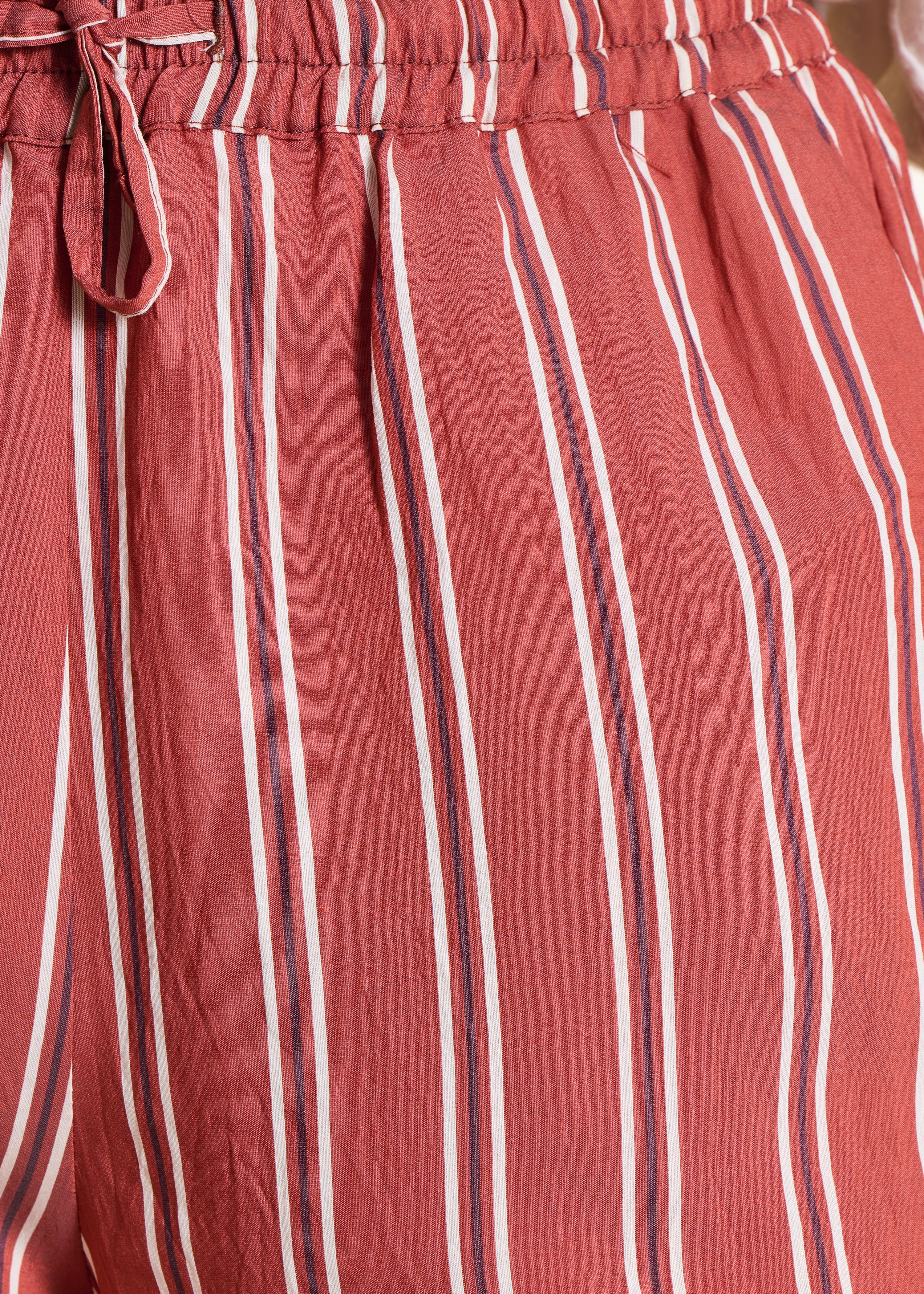 Pantaloni larghi rossi a righe