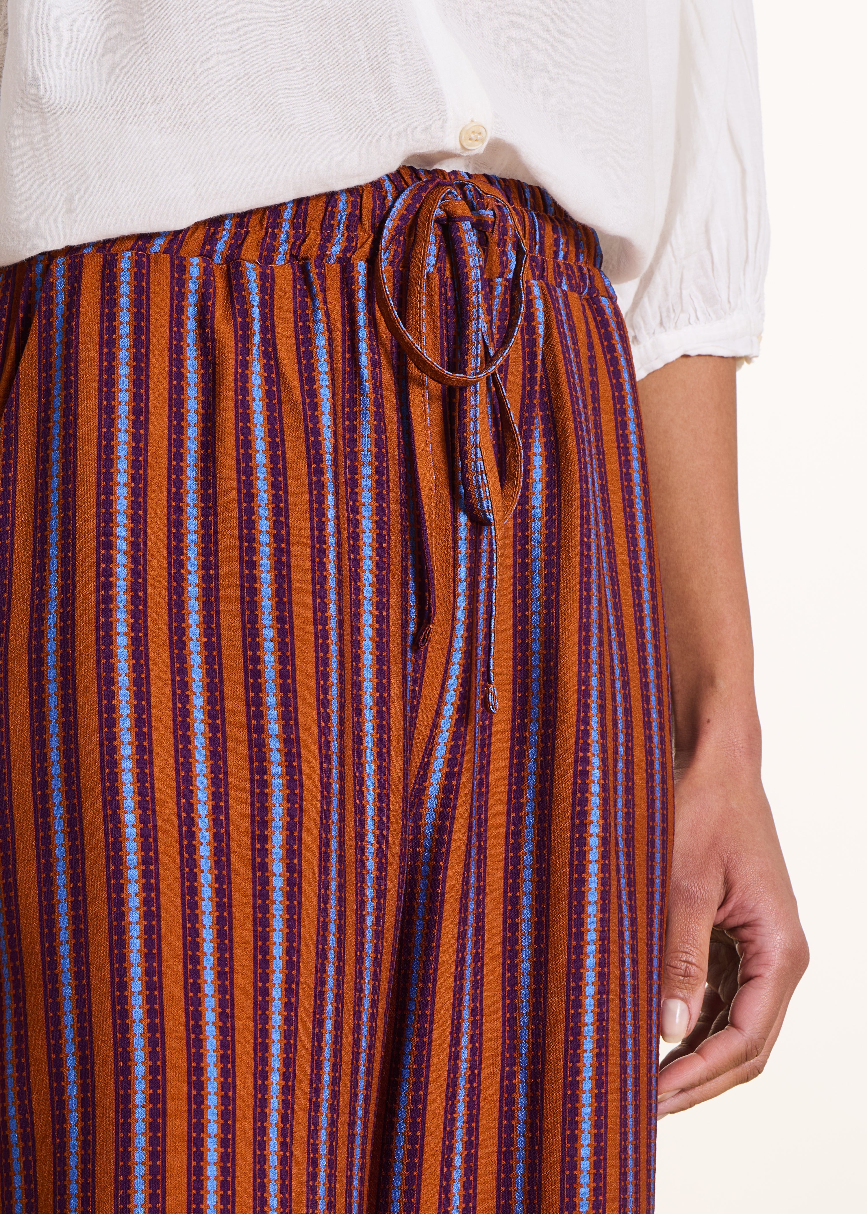 Pantalon large violet et orange rayé