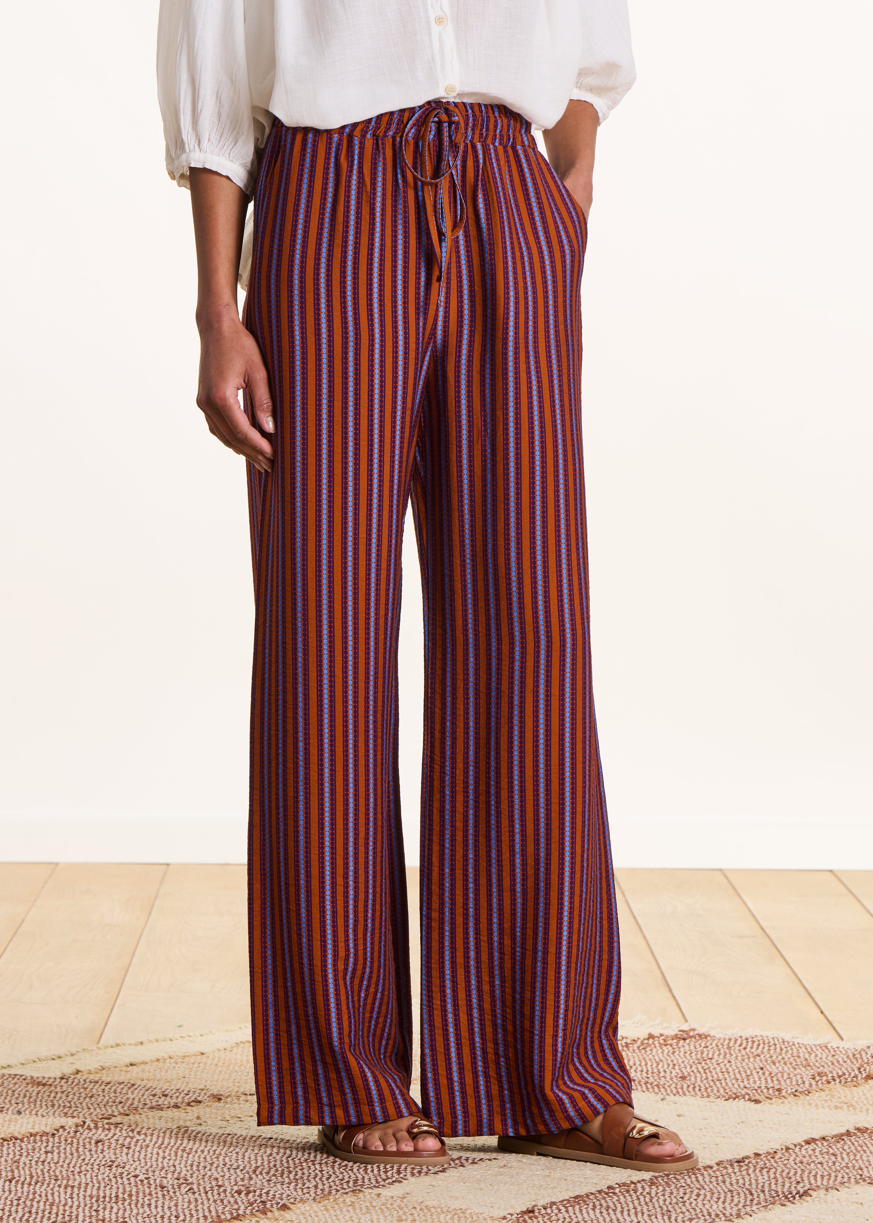 Pantalon large violet et orange rayé