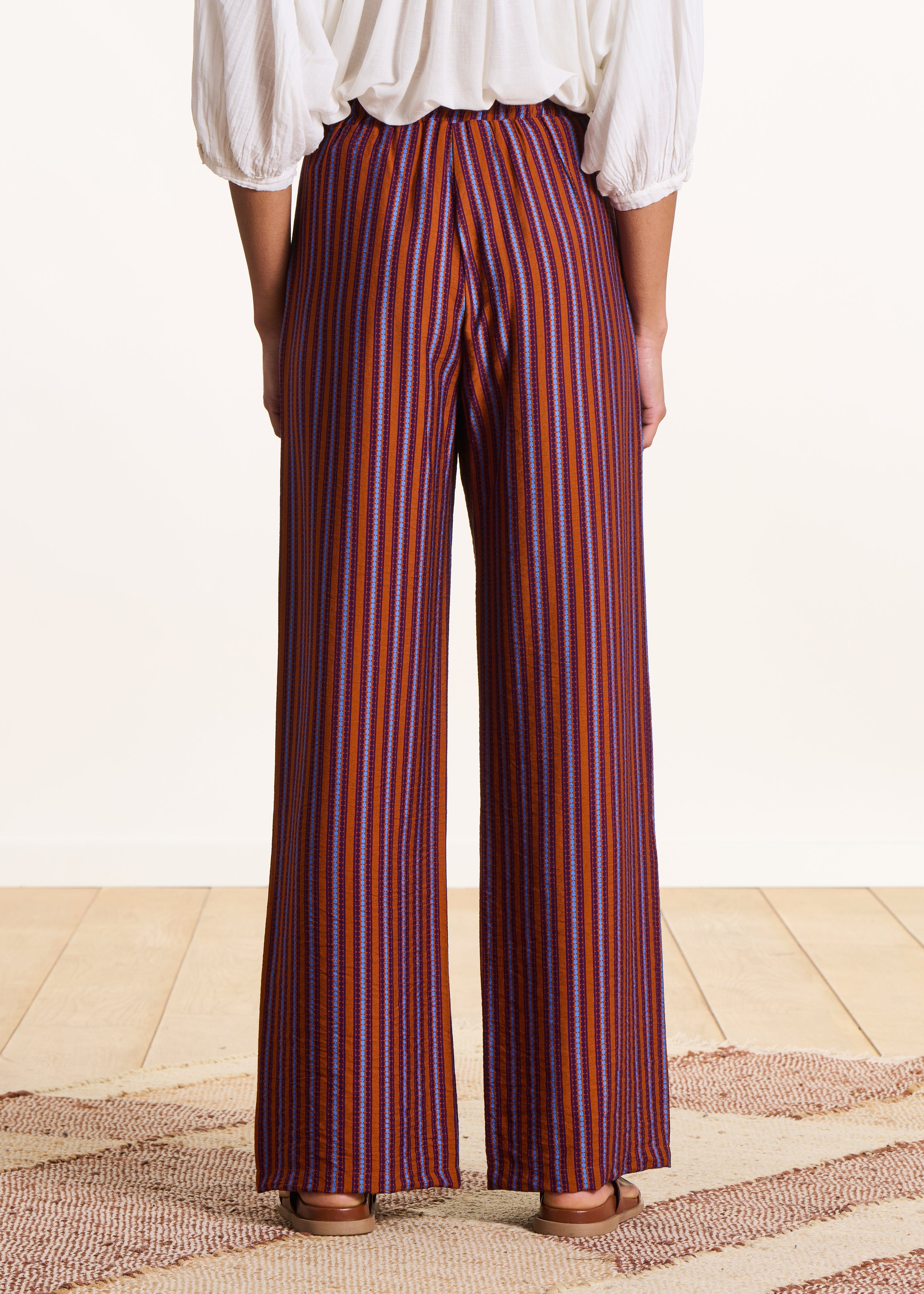 Pantalon large violet et orange rayé
