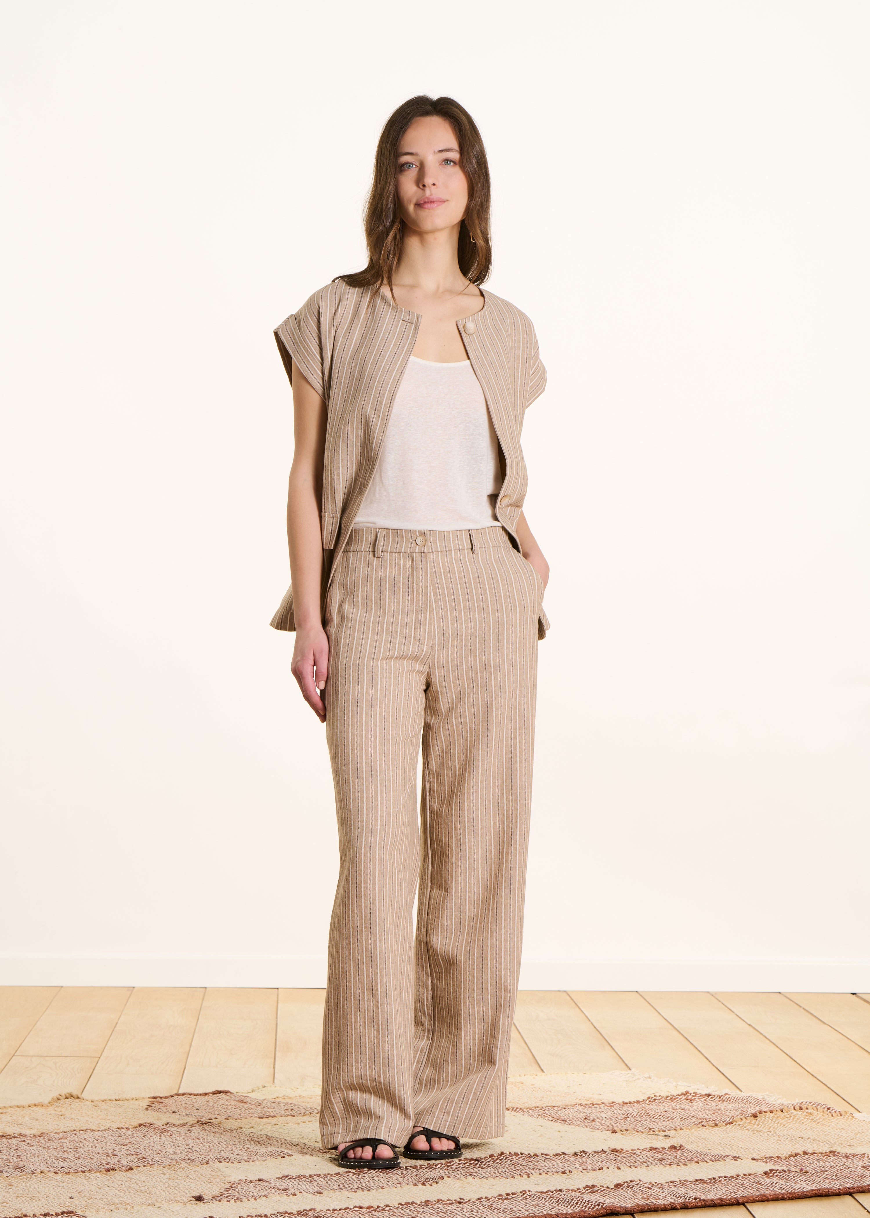 Rechte en wijde beige gestreepte broek met hoge taille