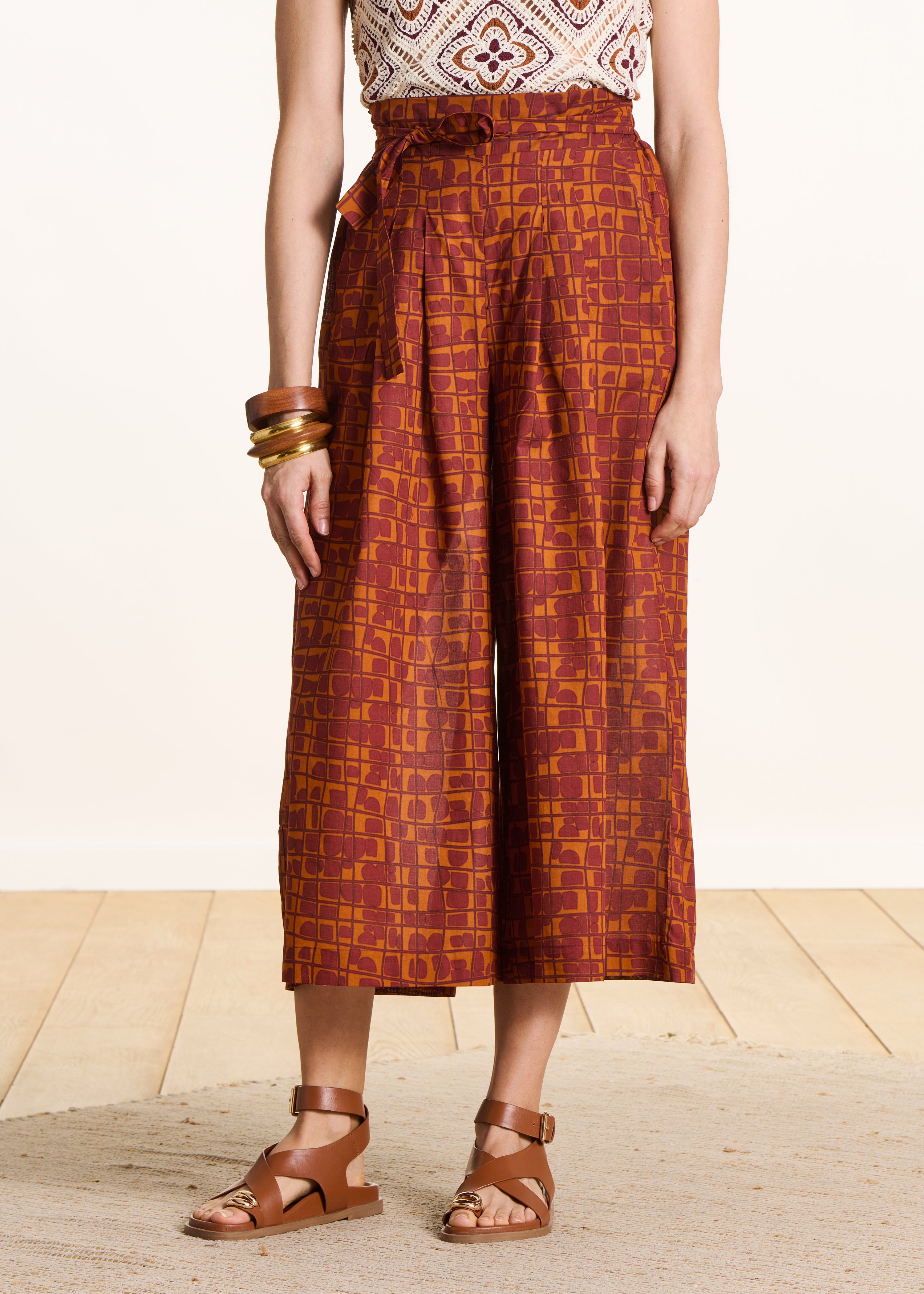 7/8 broek met grafische print in bruin en oranje