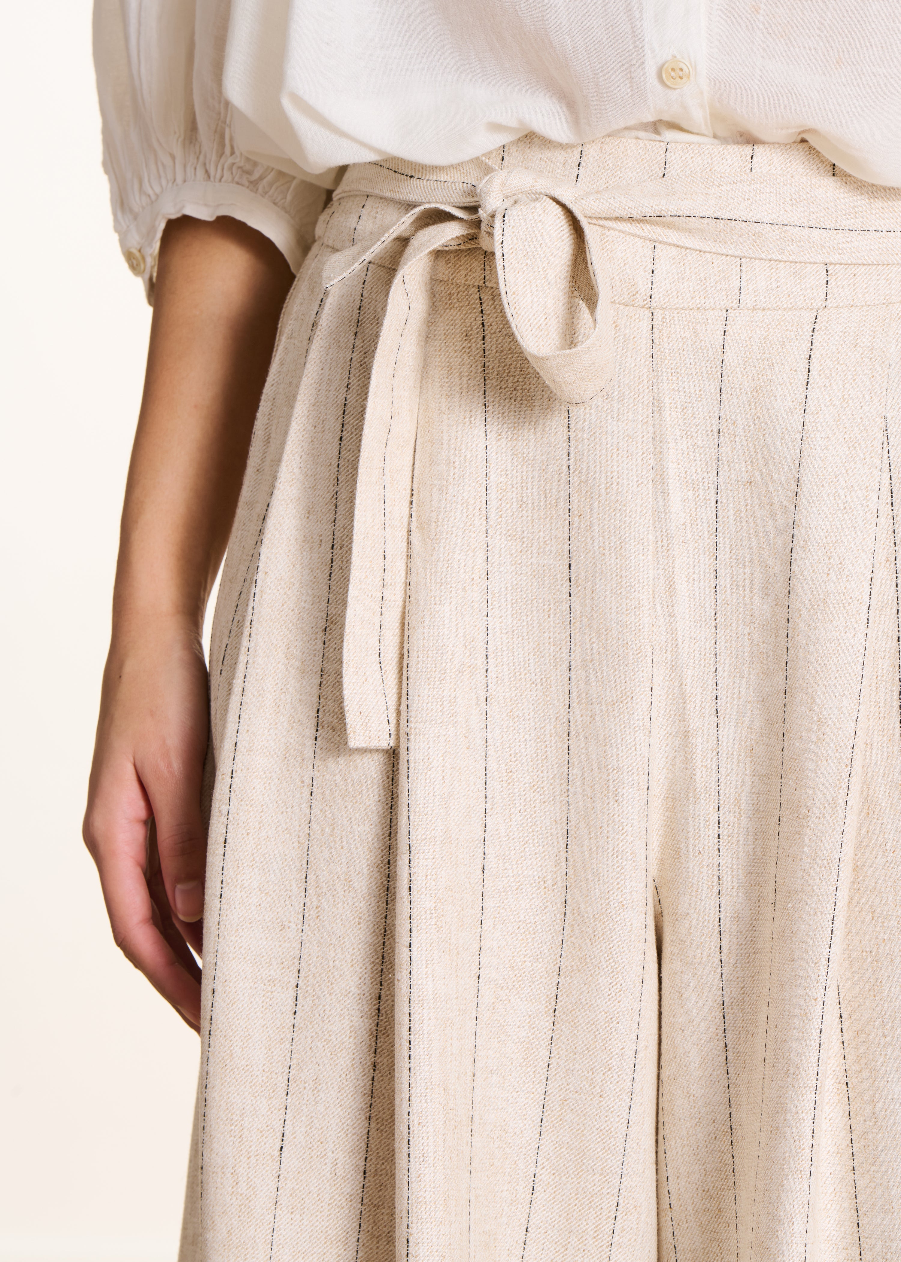 Weite gestreifte Hose in Beige mit hoher Taille