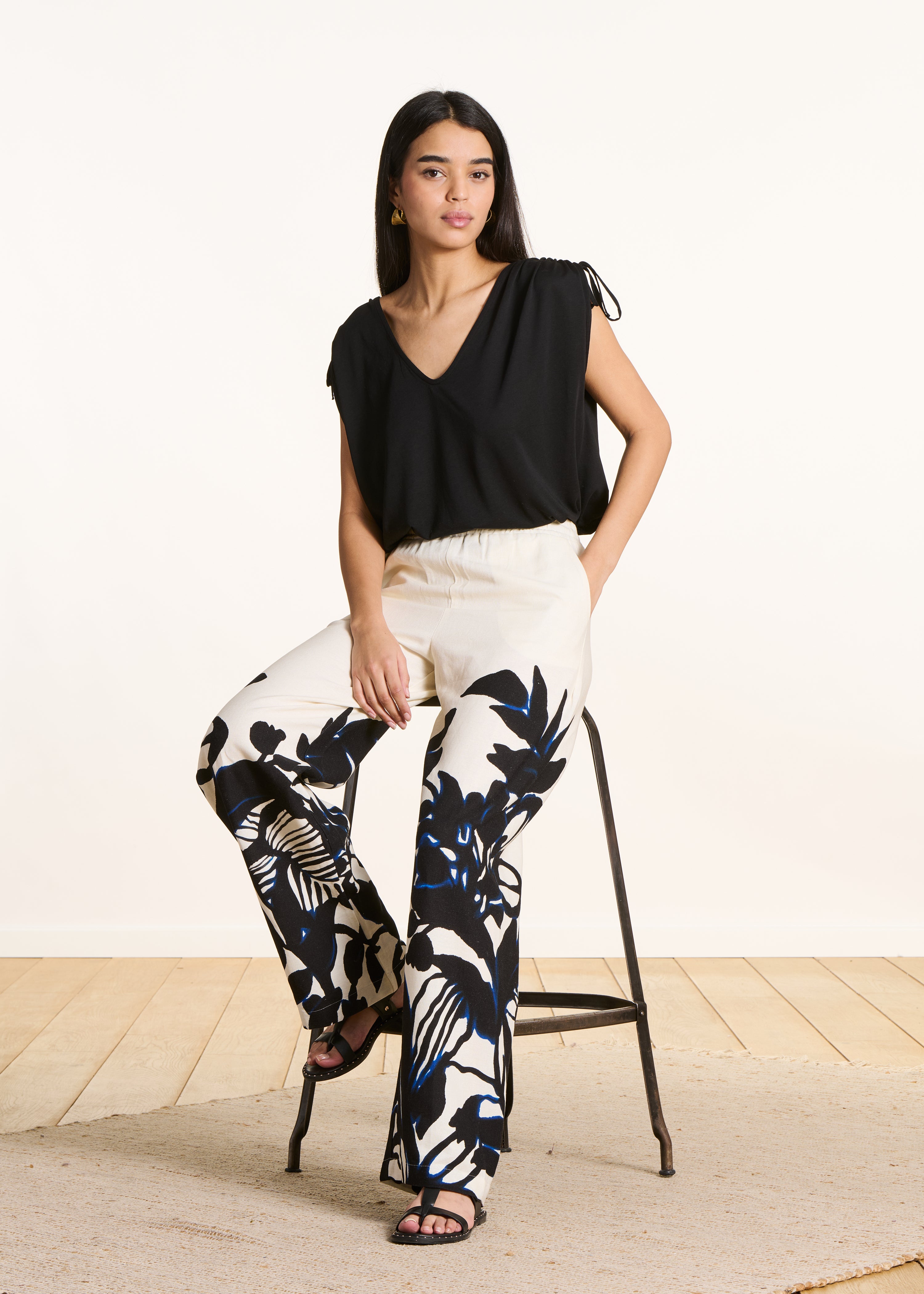 Pantalon écru fluide à imprimé floral noir