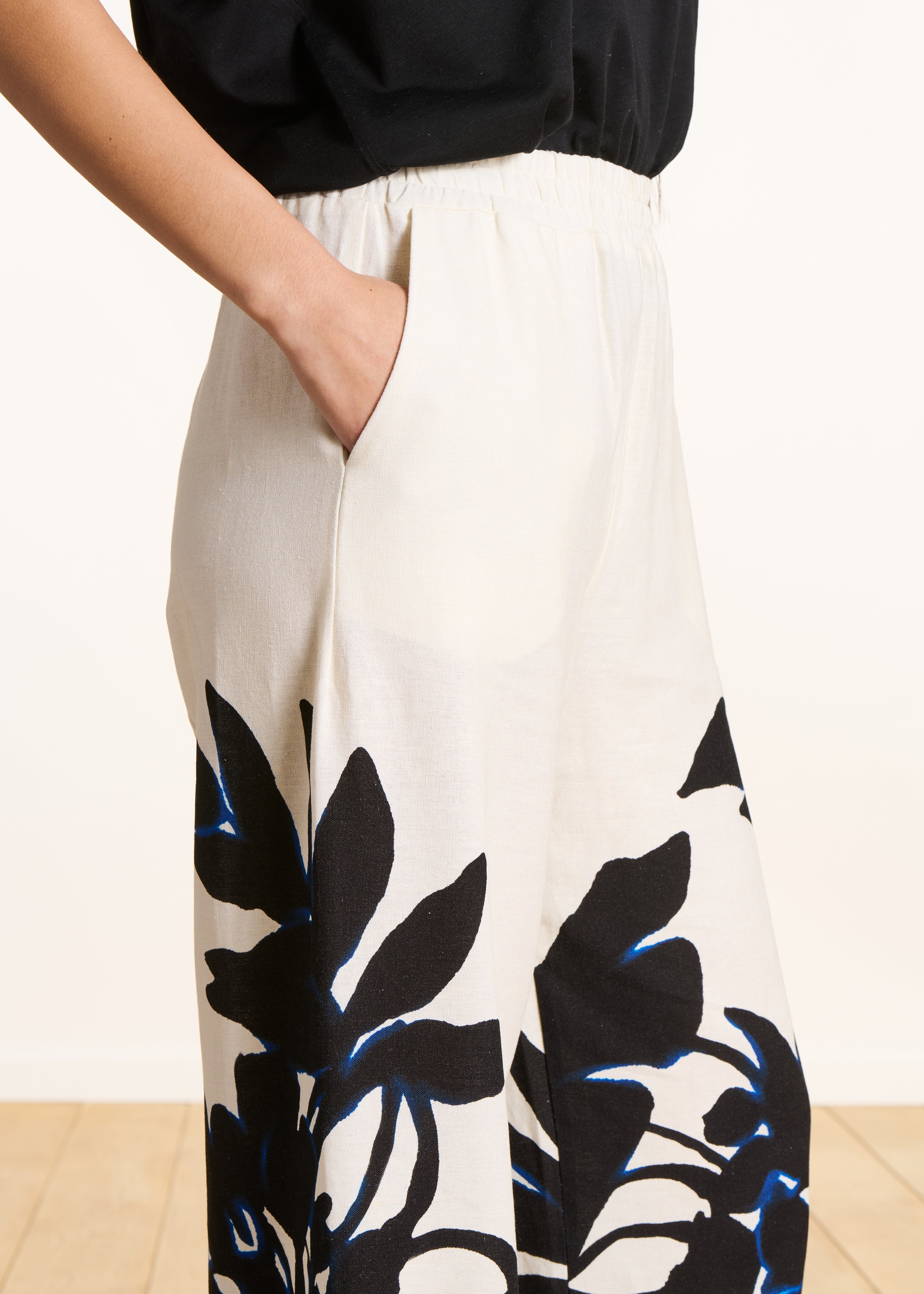 Pantalon écru fluide à imprimé floral noir