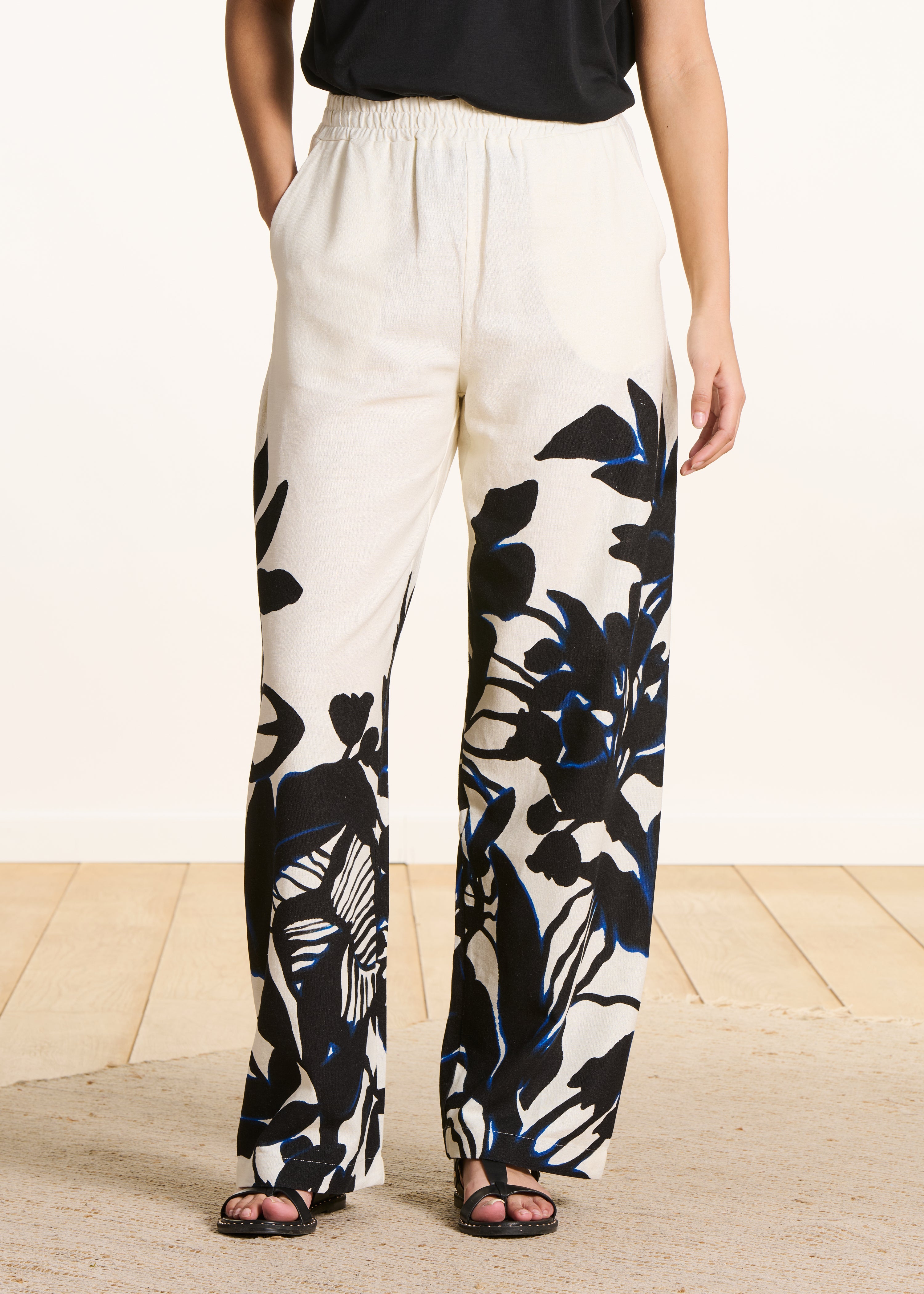 Pantalon écru fluide à imprimé floral noir