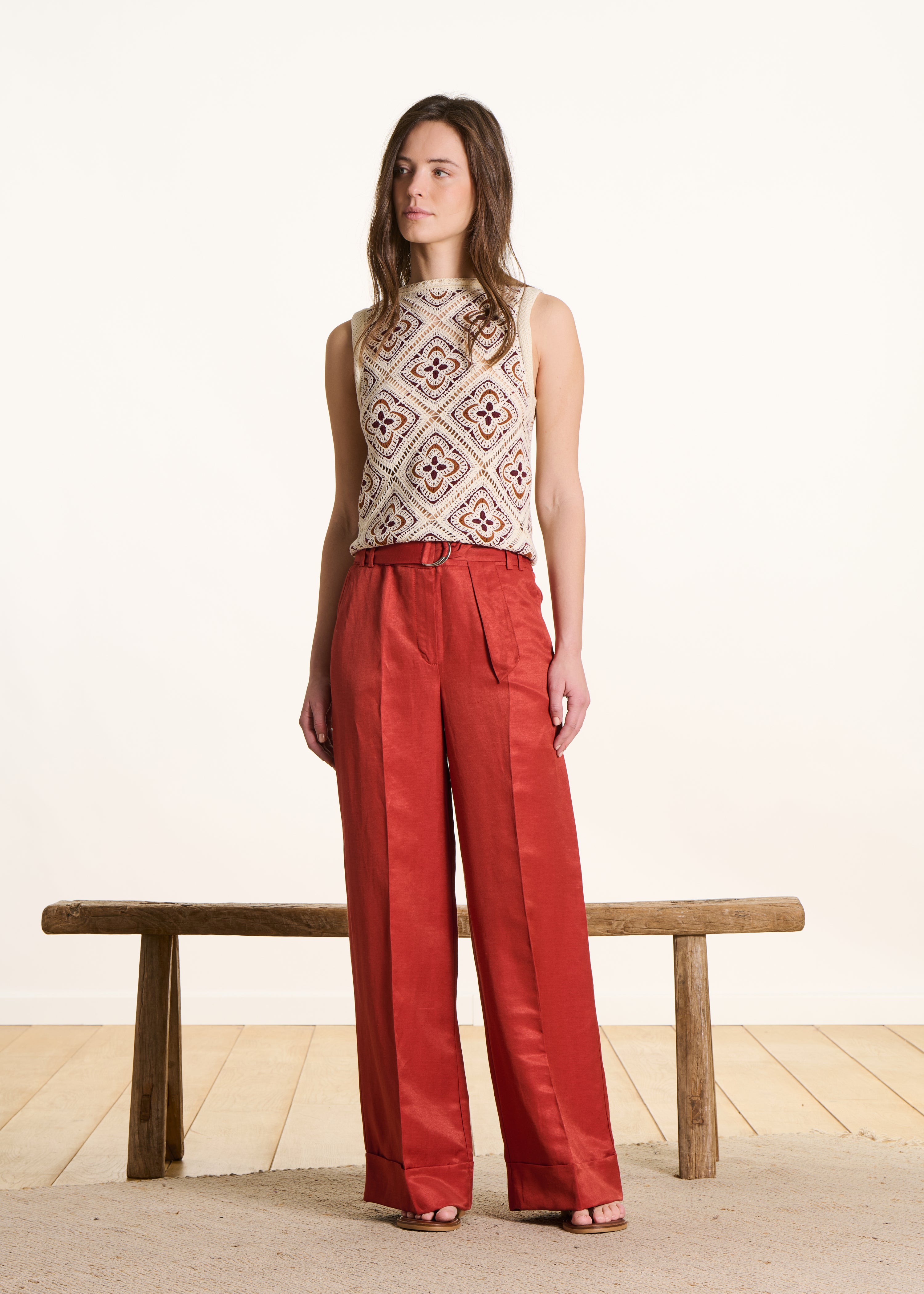 Pantaloni larghi color mattone con cintura